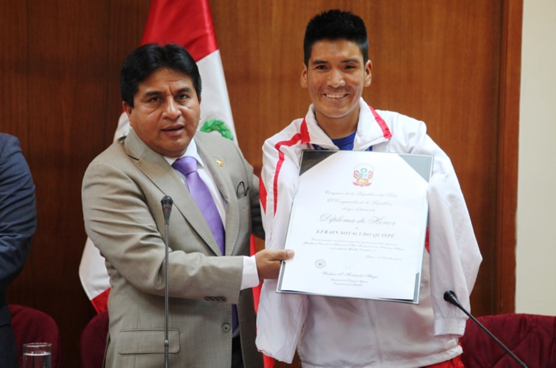 Campeón paralímpico peruano Efraín Sotacuro fue condecorado en el ...