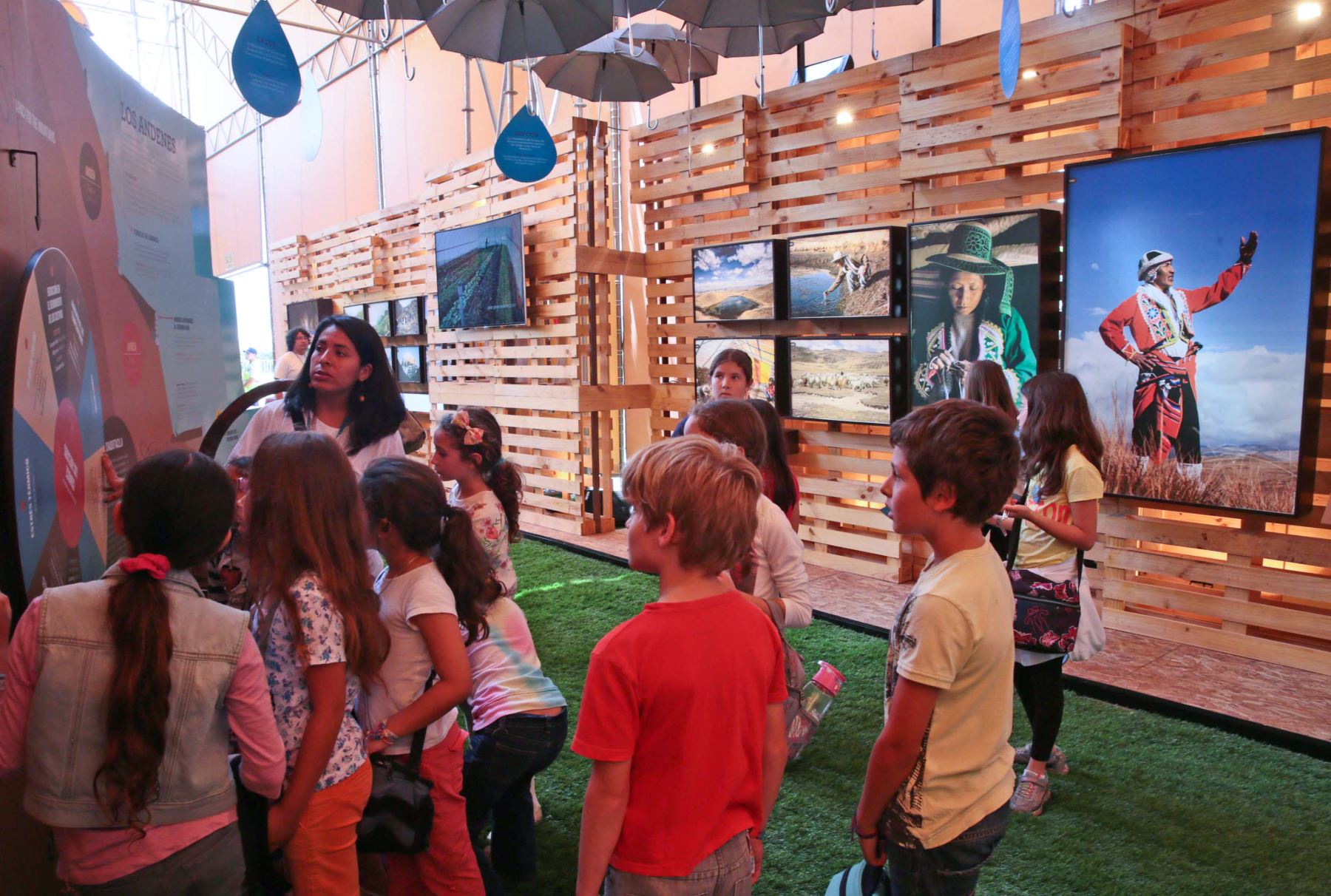 LIMA PERU, DICIEMBRE 4. "Voces por el Clima” es un espacio de la COP20, ofrece áreas de exposición e intercambio para comunicar y sensibilizar al público sobre la importancia del cambio climático.Foto: ANDINA/Carlos Lezama