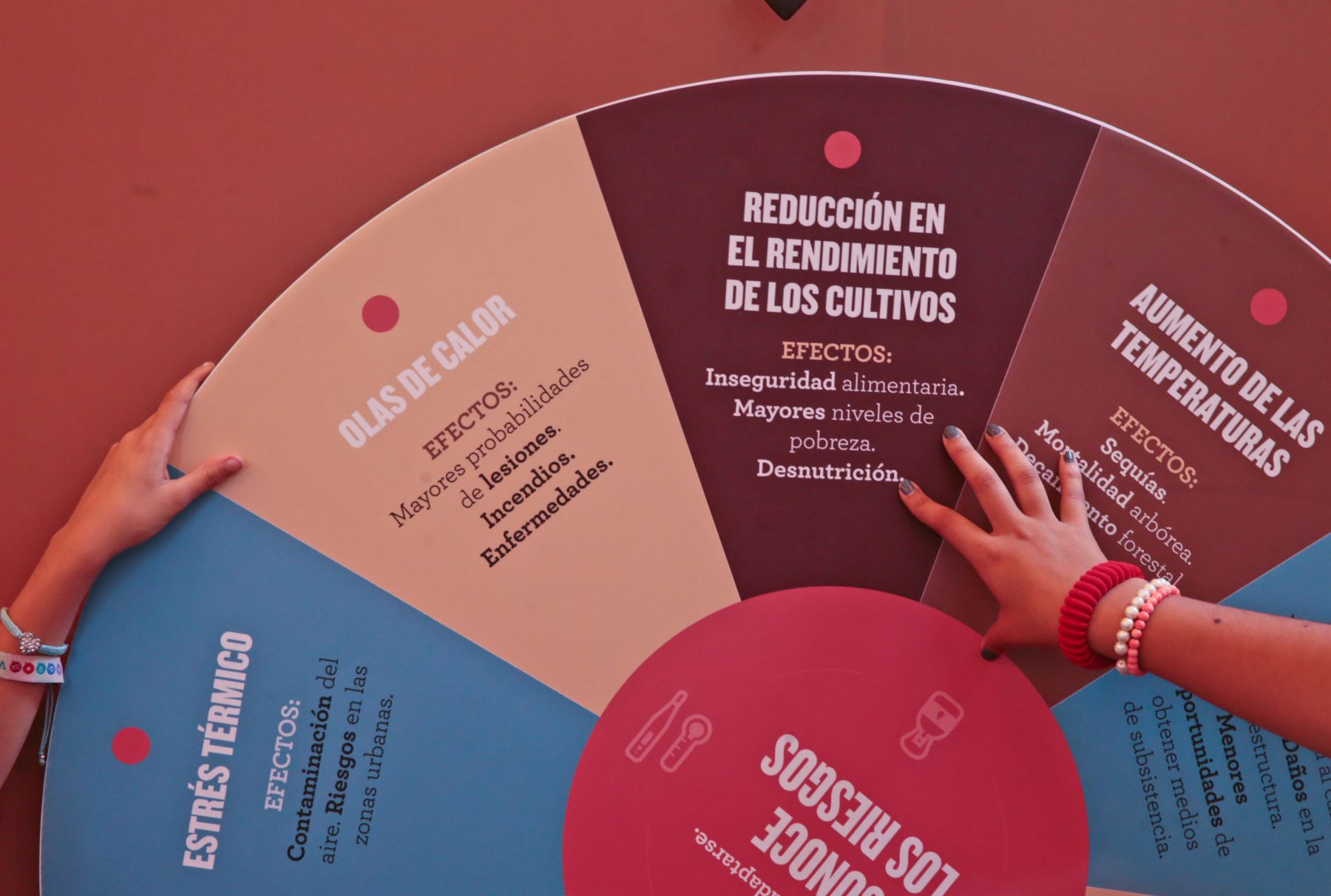 LIMA PERU, DICIEMBRE 4. "Voces por el Clima” es un espacio de la COP20, ofrece áreas de exposición e intercambio para comunicar y sensibilizar al público sobre la importancia del cambio climático.Foto: ANDINA/Carlos Lezama