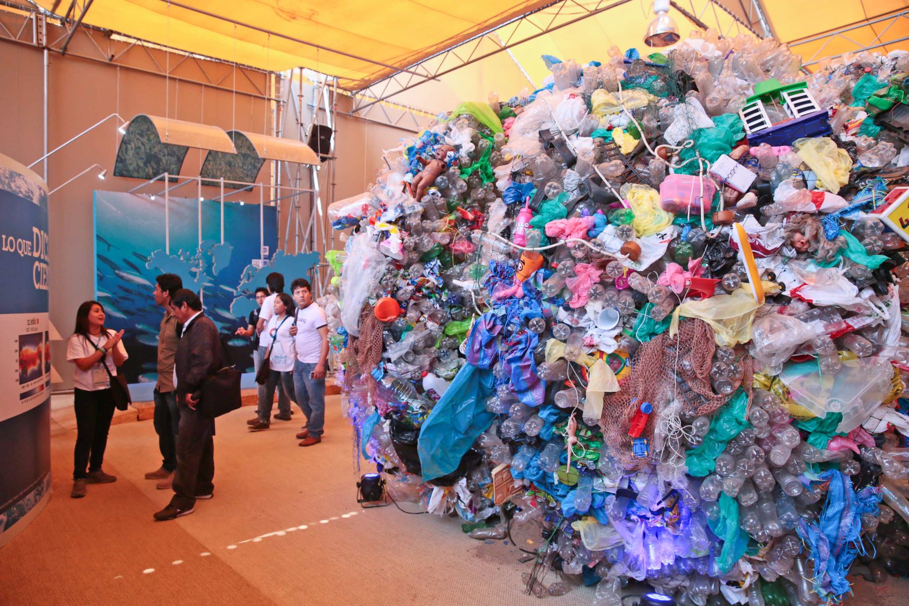 LIMA PERU, DICIEMBRE 4. "Voces por el Clima” es un espacio de la COP20, ofrece áreas de exposición e intercambio para comunicar y sensibilizar al público sobre la importancia del cambio climático.Foto: ANDINA/Carlos Lezama