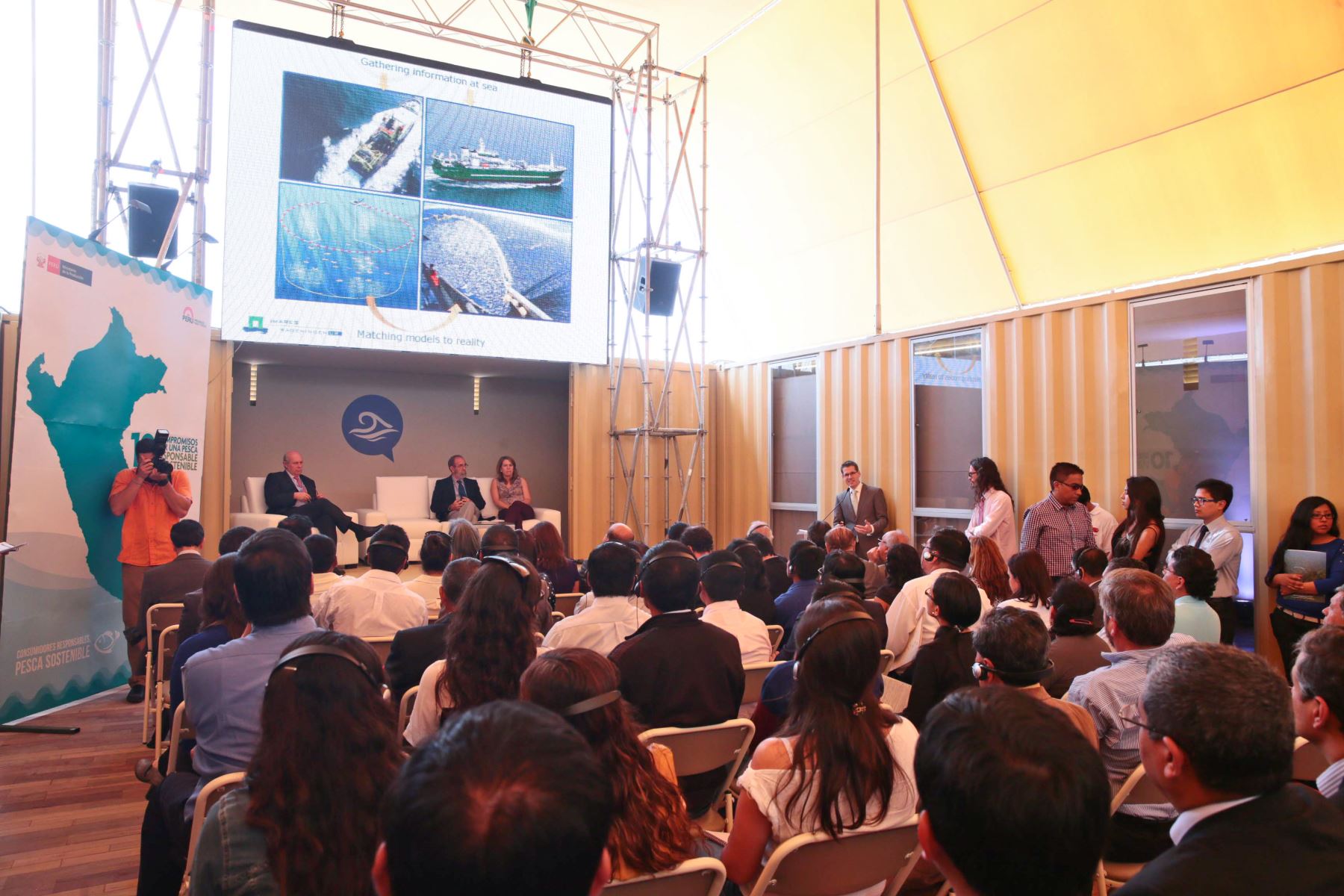 LIMA PERU, DICIEMBRE 4. "Voces por el Clima” es un espacio de la COP20, ofrece áreas de exposición e intercambio para comunicar y sensibilizar al público sobre la importancia del cambio climático.Foto: ANDINA/Carlos Lezama