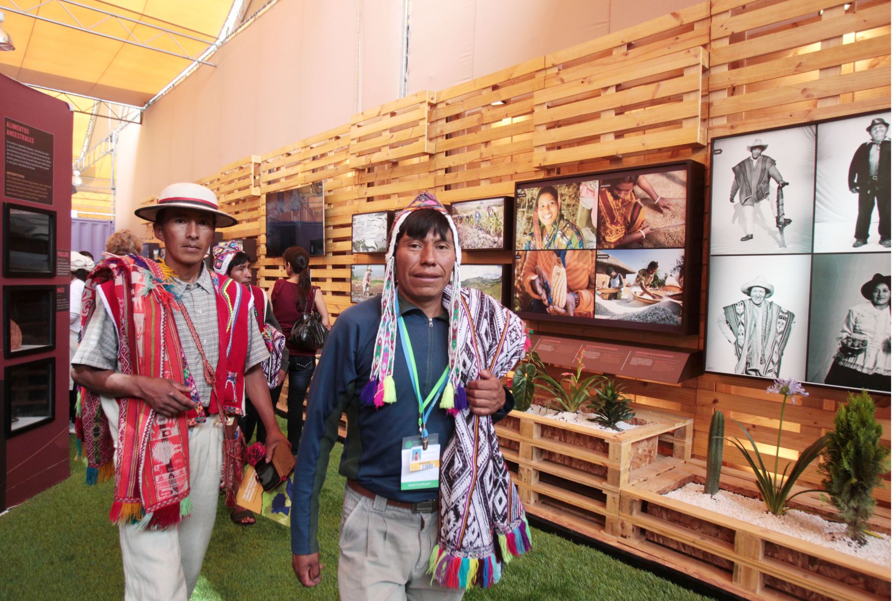 LIMA PERÚ, DICIEMBRE 4. Con  buena aceptación del publico continua la Feria Voces por el Clima en el Jockey Club. Foto: ANDINA/Melina Mejía