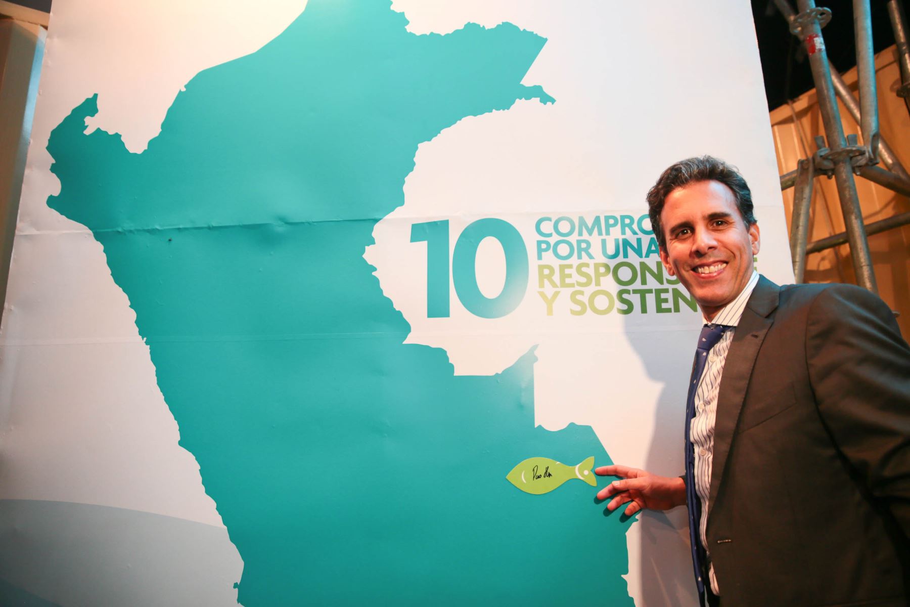 LIMA PERÚ, DICIEMBRE 4. El Ministro de la producción Piero Ghezzi y diversas autoridades suscribieron los 10 compromisos por una pesca responsable y sostenible.Foto: ANDINA/Carlos Lezama