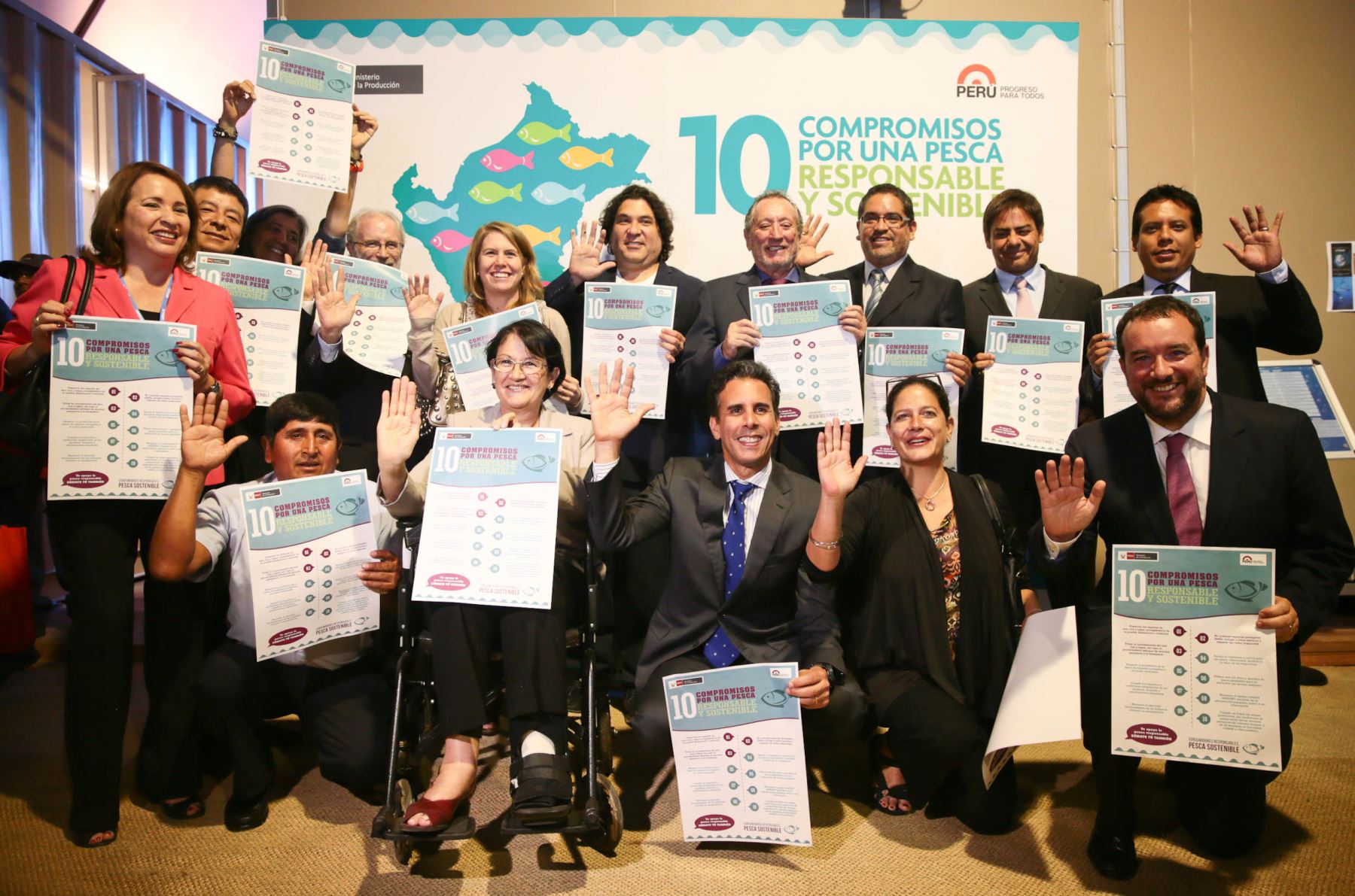 LIMA PERÚ, DICIEMBRE 4. El Ministro de la producción Piero Ghezzi y diversas autoridades suscribieron los 10 compromisos por una pesca responsable y sostenible.Foto: ANDINA/Carlos Lezama