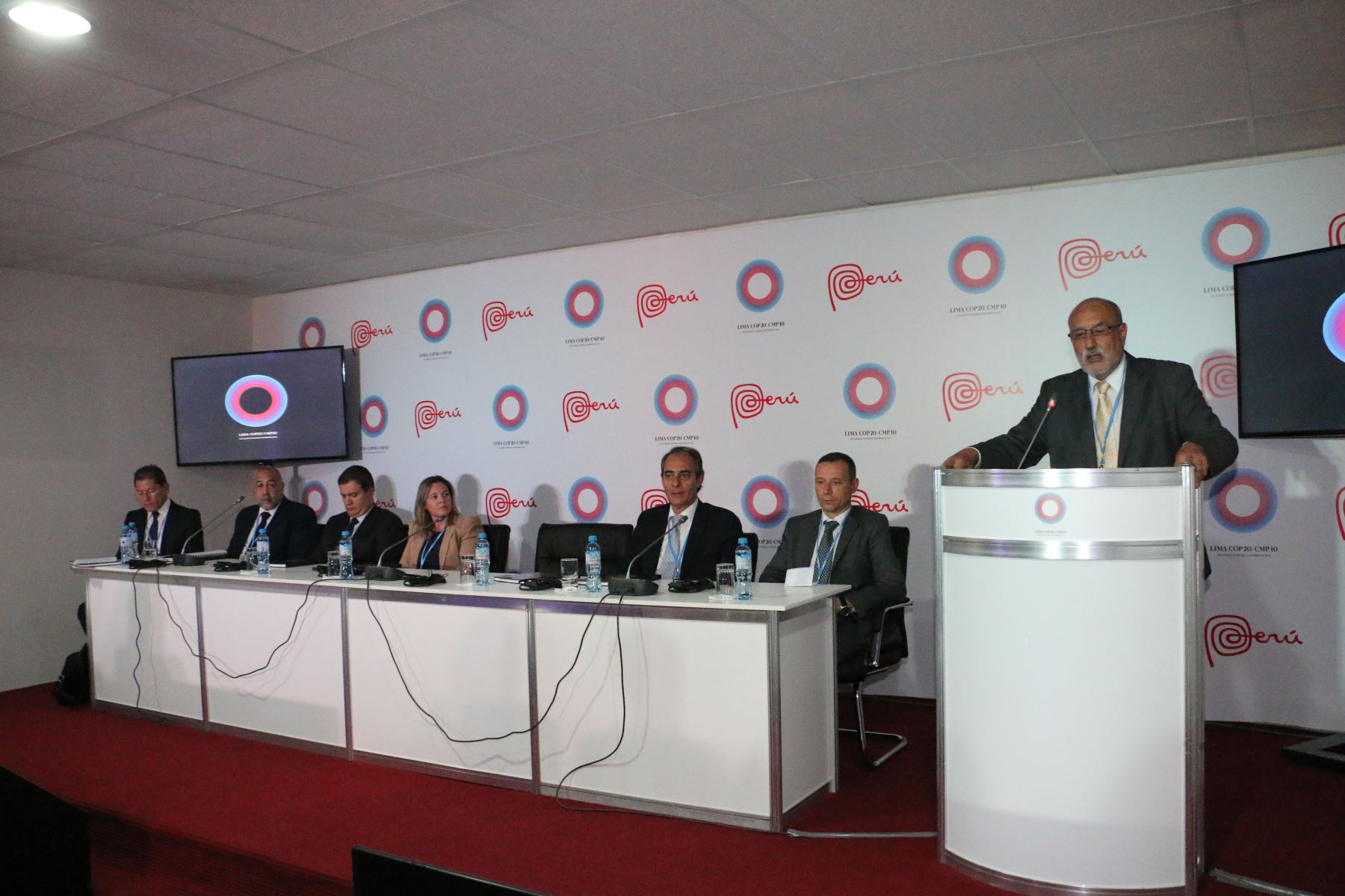 Ministro de Energía y Minas, Eleodoro Mayorga, presentó el Libro de Oro COP20- Minem 2014. Foto: Difusión.