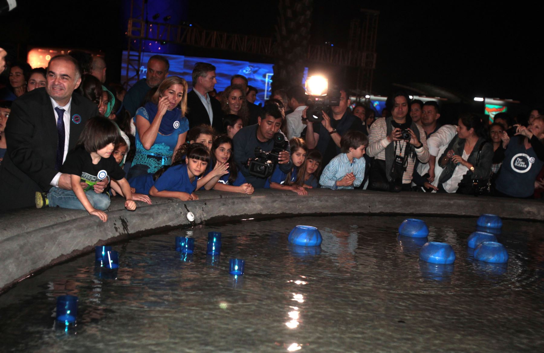 LIMA PERÚ, DICIEMBRE 6. Con la presencia del Viceministro de Gestión Ambiental, Guillermo Quijandria se inaugura la muestra fotográfica "Fragil" en la Noche Azul por la defensa de los océanos.  Foto: ANDINA/Melina Mejia