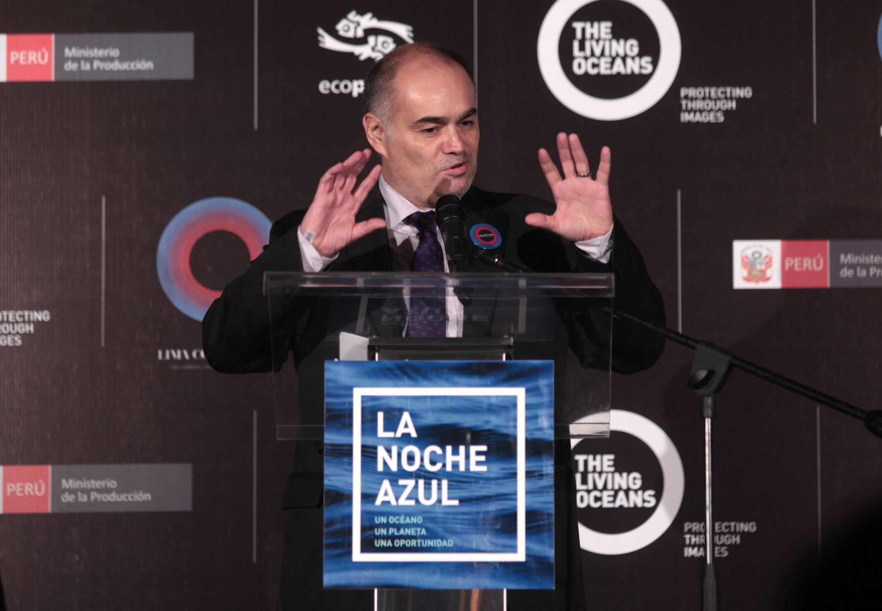 LIMA PERÚ, DICIEMBRE 6. Con la presencia del Viceministro de Gestión Ambiental, Guillermo Quijandria se inaugura la muestra fotográfica "Fragil" en la Noche Azul por la defensa de los océanos.  Foto: ANDINA/Melina Mejia