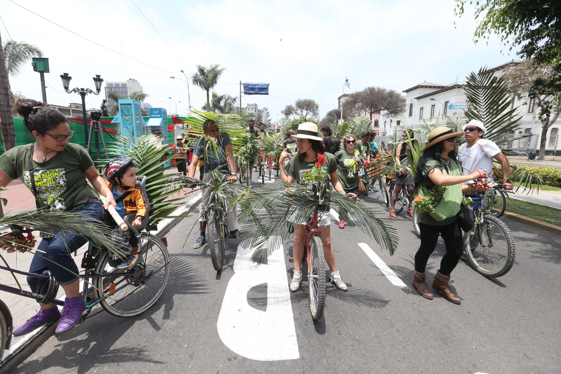 LIMA,PERÚ-DICIEMBRE 07. Activistas  participan en Plantón Móvil la voz del arte ante el cambio Climático Foto: ANDINA/Vidal Tarqui