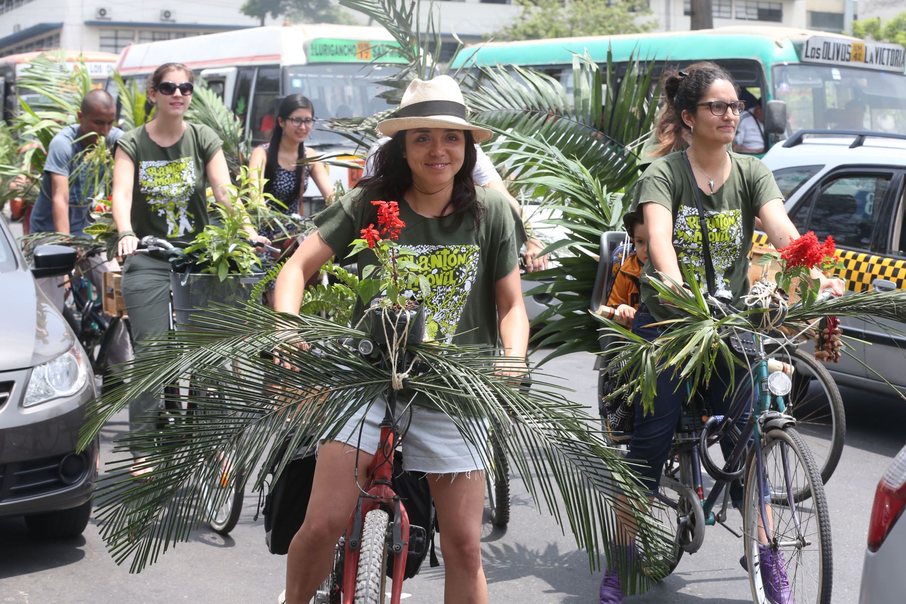 LIMA,PERÚ-DICIEMBRE 07. Activistas  participan en Plantón Móvil la voz del arte ante el cambio Climático Foto: ANDINA/Vidal Tarqui