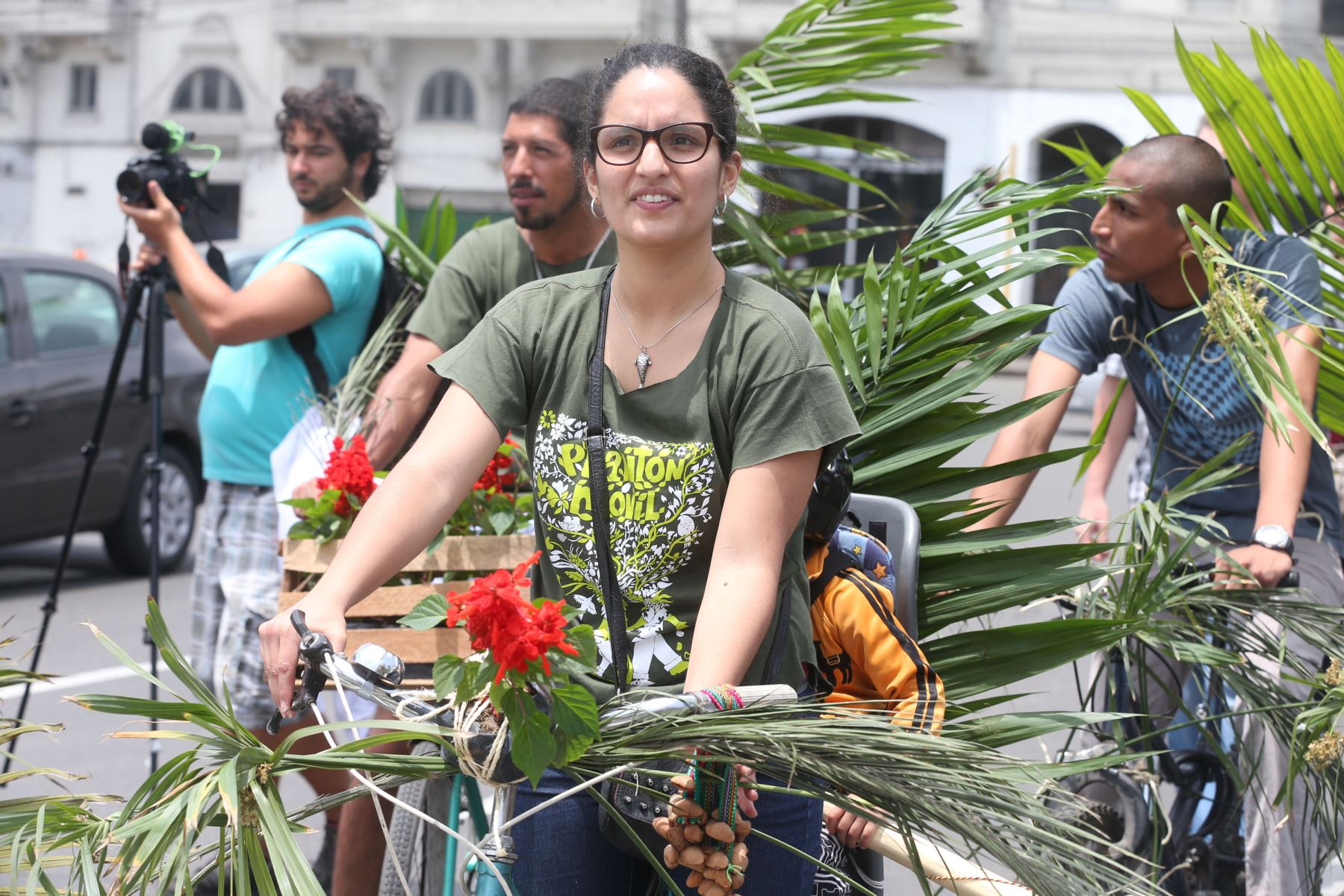 LIMA,PERÚ-DICIEMBRE 07. Activistas  participan en Plantón Móvil la voz del arte ante el cambio Climático Foto: ANDINA/Vidal Tarqui