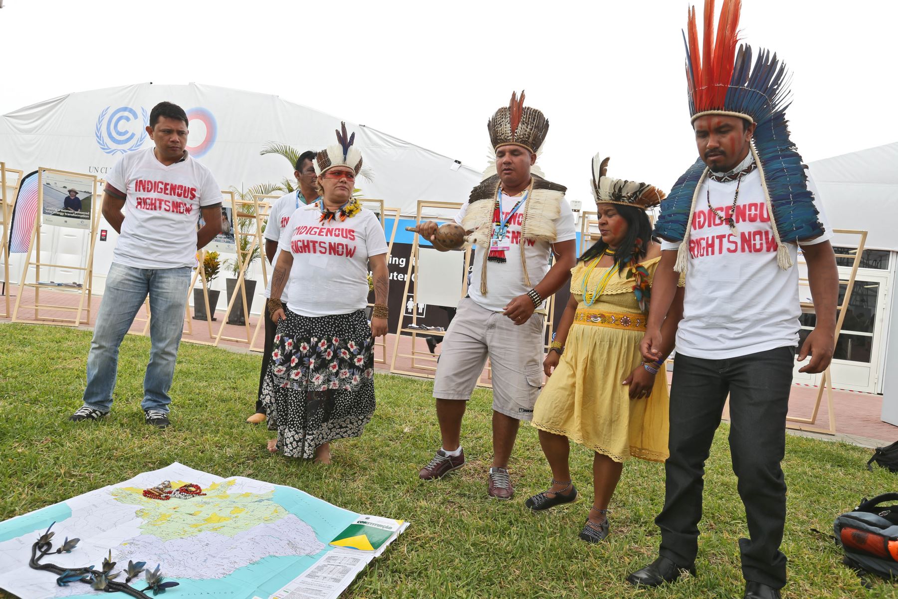 LIMA,PERÚ-DICIEMBRE 08. Indigenas brasileños  se manifiestan en la sede de la COP20 en el Pentagonito.
Foto:ANDINA/archivo.