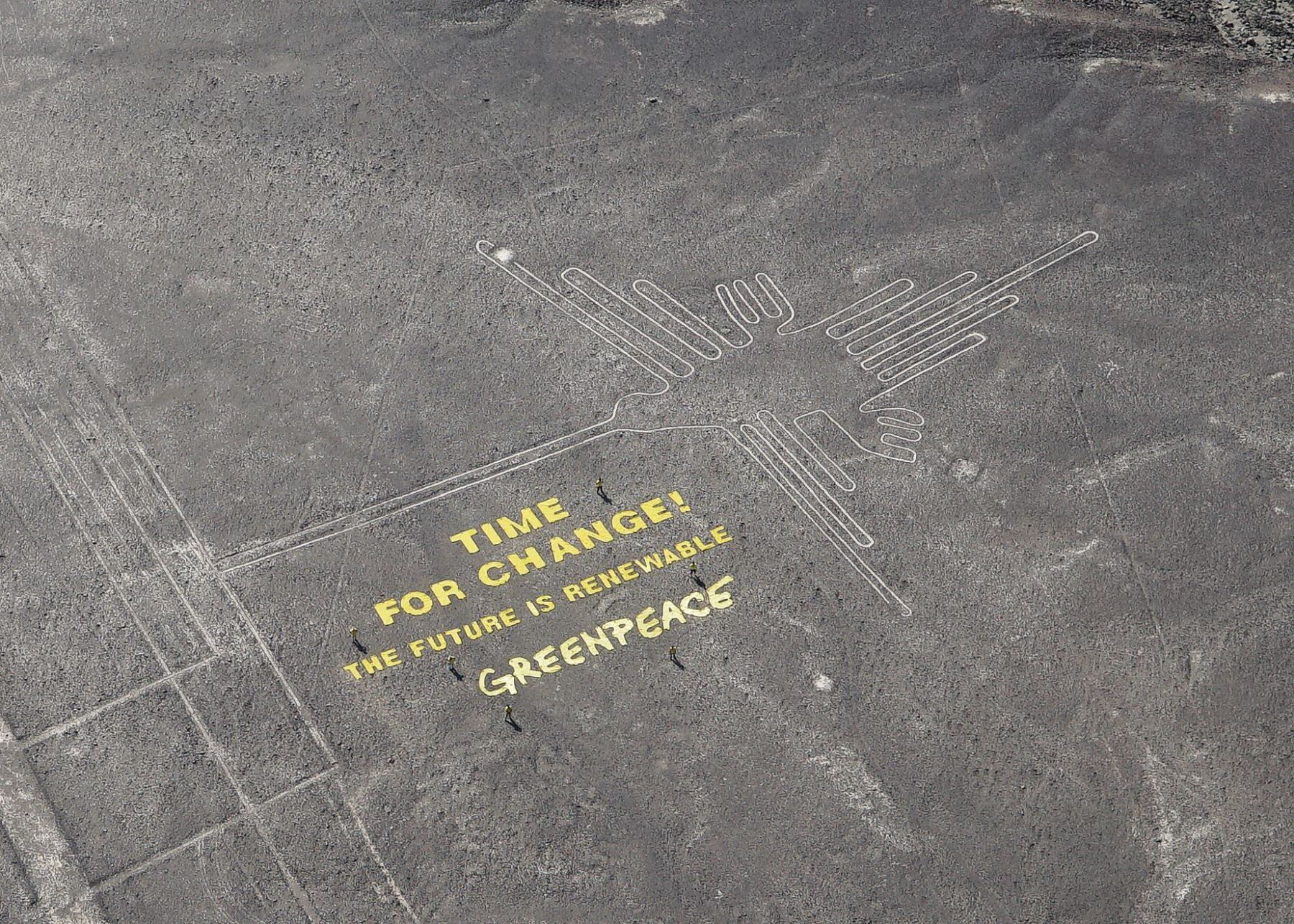 Manifestación de Greenpeace en las líneas de Nazca