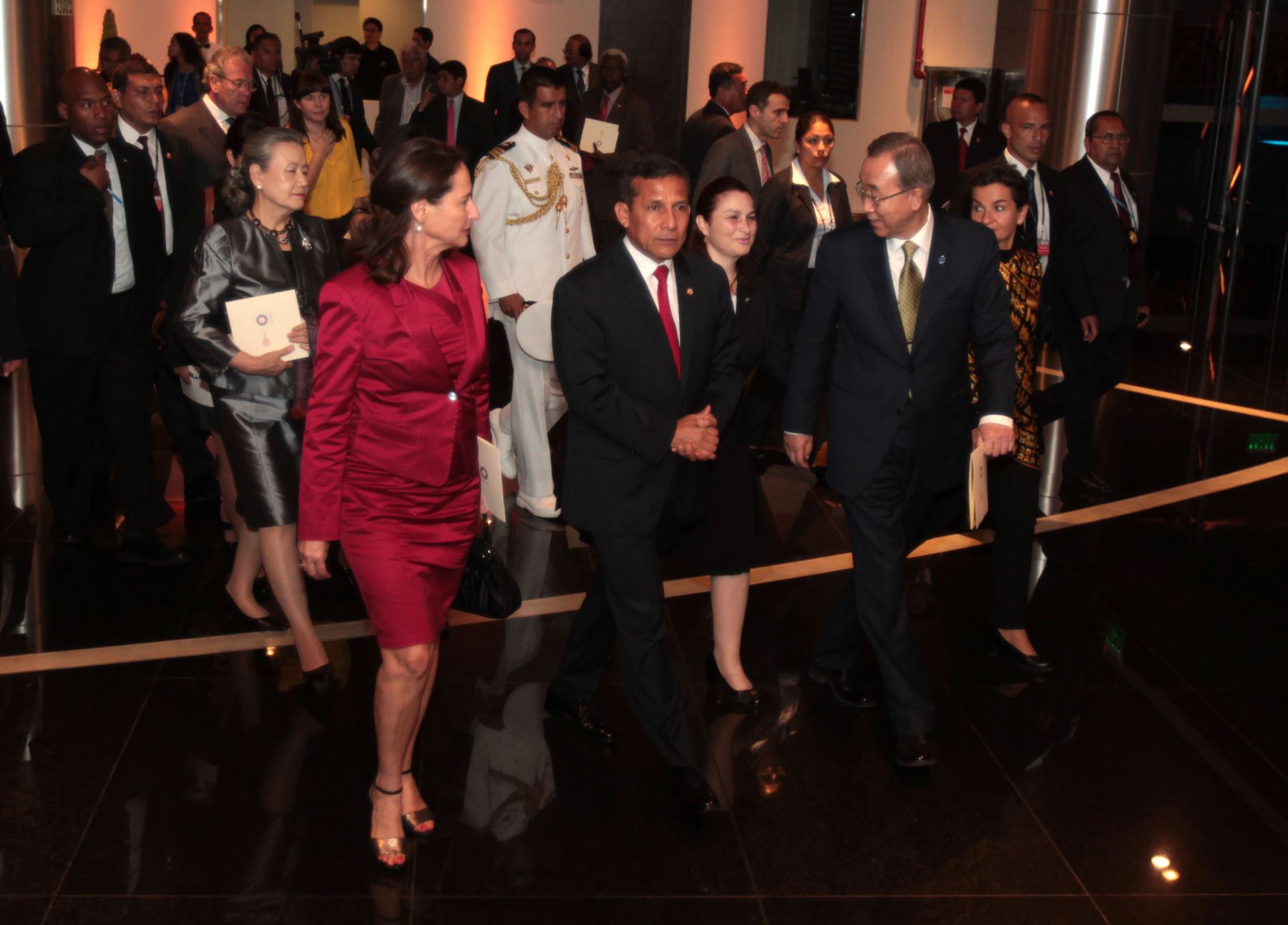 LIMA PERÚ, DICIEMBRE 9. Presidente Ollanta Humala junto al Secretario General de la Naciones Unidas, Ban-Ki Moon  presentes en la Gala Cultural para las delegaciones asistentes a la COP20, que ofrece el gobierno peruano, en el Gran Teatro Nacional. Foto: ANDINA/Melina Mejía