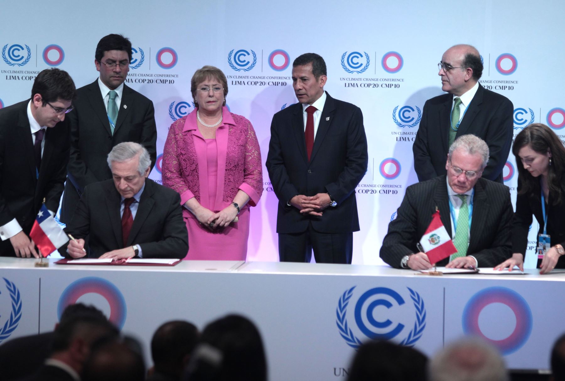 LIMA PERÚ, DICIEMBRE 10. Firma del Convenio de Cooperación Perú - Chile, es firmado por los cancilleres de ambos países, Gonzalo Gutierrez y Heraldo Muñoz. Foto: ANDINA/Melina Mejía