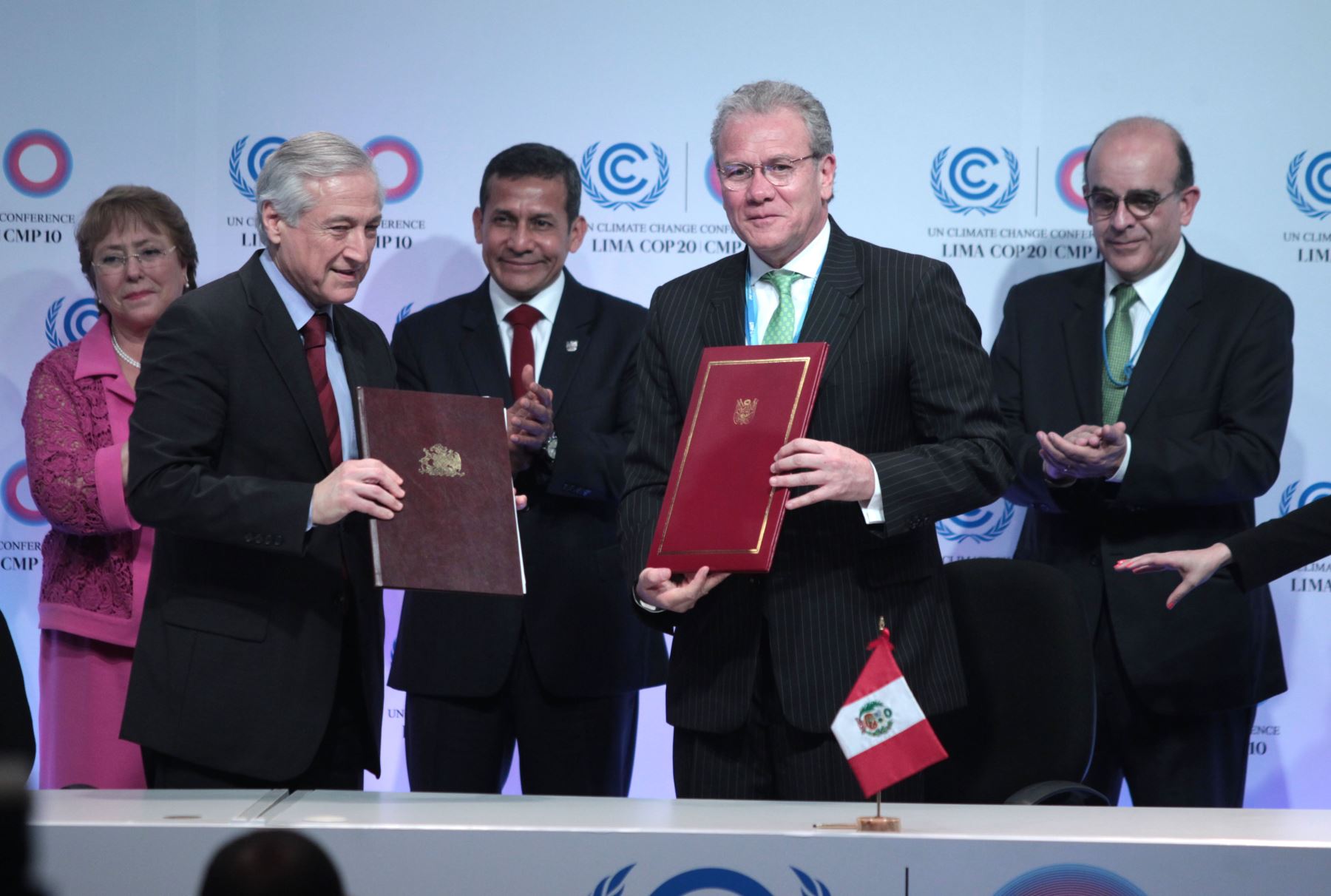 LIMA PERÚ, DICIEMBRE 10. Firma del Convenio de Cooperación Perú - Chile, es firmado por los cancilleres de ambos países, Gonzalo Gutierrez y Heraldo Muñoz. Foto: ANDINA/Melina Mejía
