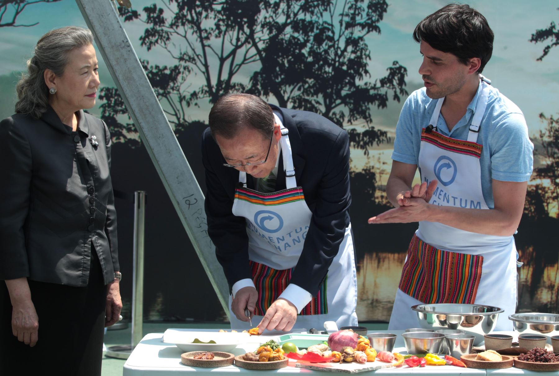 LIMA PERÚ, DICIEMBRE 10. El Presidente de la COP20, Manuel Pulgar Vidal, el Secretario General de la ONU, Ban-Ki Moon y la Secretaria Ejecutiva de la CMNUCC, Crhistiana Figueres, preparan junto a los chef Gaston Acurio y Virgilio Martinez, platos con insumos tradicionales del Perú. Foto: ANDINA/Melina Mejía
