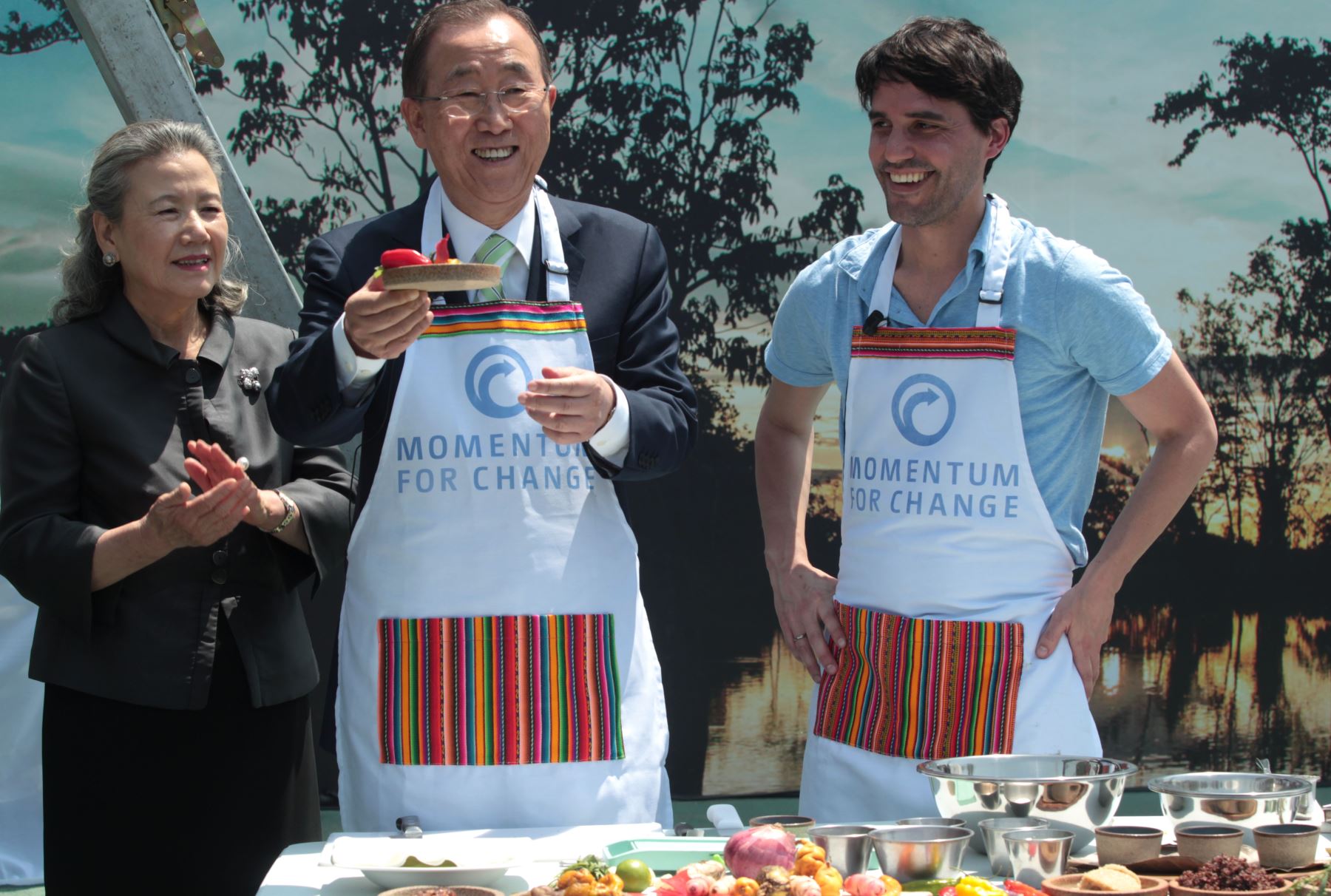 LIMA PERÚ, DICIEMBRE 10. El Presidente de la COP20, Manuel Pulgar Vidal, el Secretario General de la ONU, Ban-Ki Moon y la Secretaria Ejecutiva de la CMNUCC, Crhistiana Figueres, preparan junto a los chef Gaston Acurio y Virgilio Martinez, platos con insumos tradicionales del Perú. Foto: ANDINA/Melina Mejía