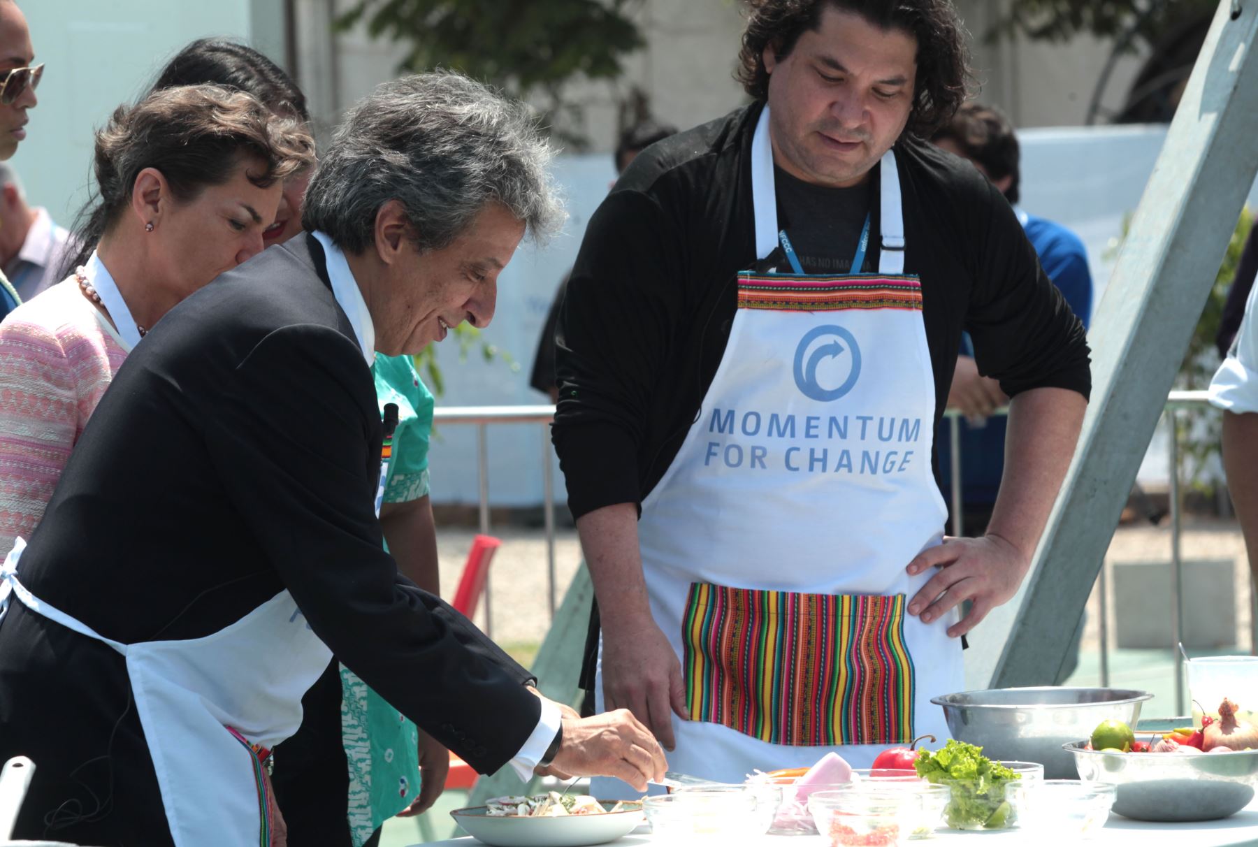 LIMA PERÚ, DICIEMBRE 10. El Presidente de la COP20, Manuel Pulgar Vidal, el Secretario General de la ONU, Ban-Ki Moon y la Secretaria Ejecutiva de la CMNUCC, Crhistiana Figueres, preparan junto a los chef Gaston Acurio y Virgilio Martinez, platos con insumos tradicionales del Perú. Foto: ANDINA/Melina Mejía