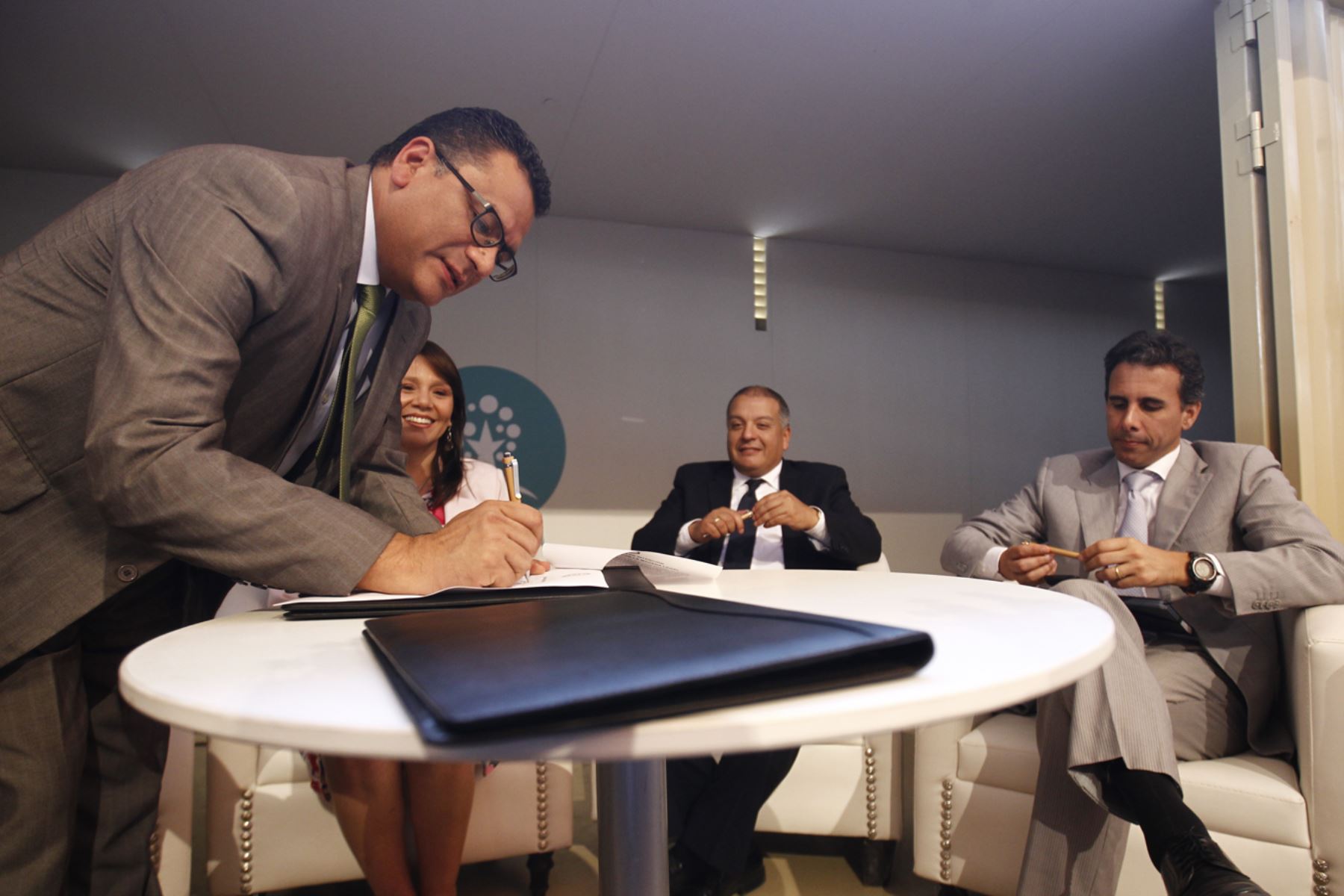 LIMA, PERÚ - DICIEMBRE 11. Los ministros Paola Bustamante, Milton Von Hesse, Piergo Ghezzi y Juan Manuel Benites firmaron el acuerdo del Pacto Nacional por la Madera Legal en el marco de la COP20.

Foto: ANDINA/Juan Carlos Guzmán Negrini.