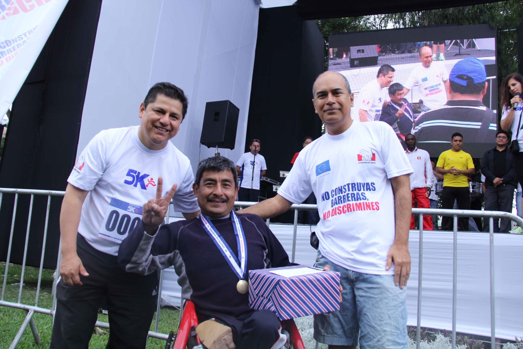 Defensor del Pueblo (e), Eduardo Vega Luna, saluda a uno de los ganadores de la carrera Defensoría 5k contra la discriminación y el racismo.