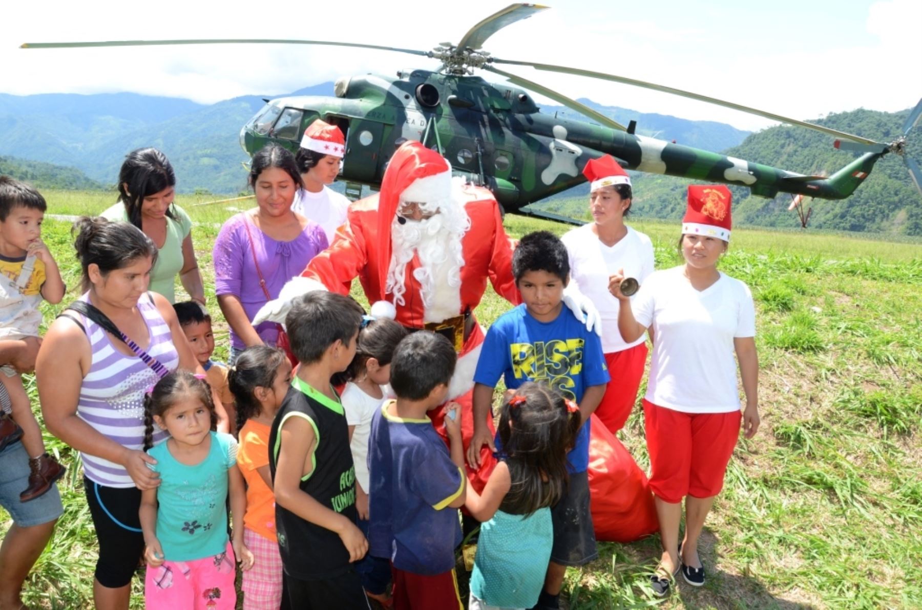 Papa Noel llegó en helicóptero y sorprendió a niños de Chanchamayo. Foto: ANDINA/Difusión.