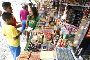 LIMA, PERÚ - DICIEMBRE 24. Venta de juegos pirotécnicos en el cono norte.

Foto: ANDINA/Juan Carlos Guzmán Negrini.