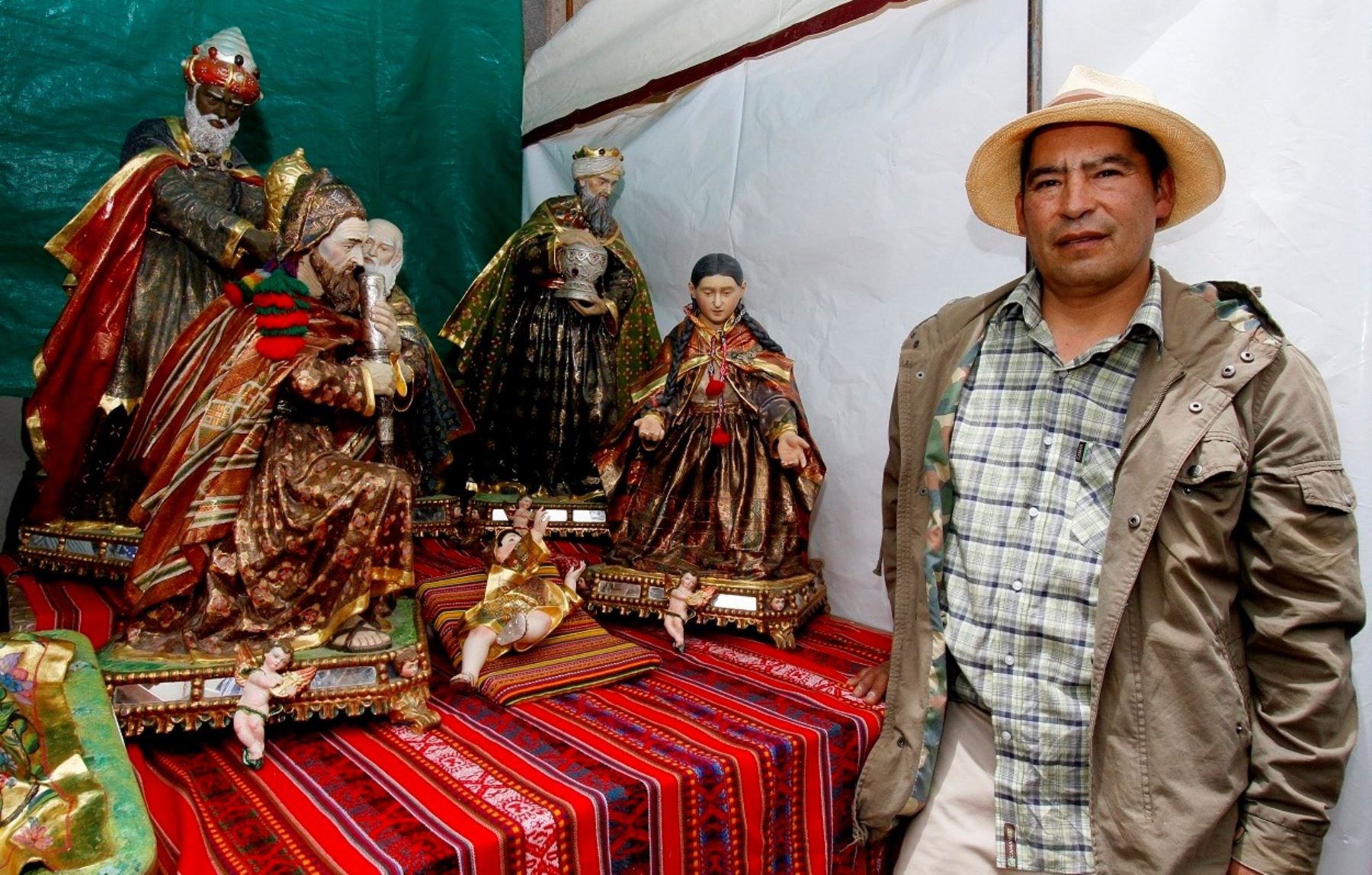 El impresionante nacimiento andino del artista cusqueño Ronald Flores concita interés en Santurantikuy. Foto: Percy Hurtado