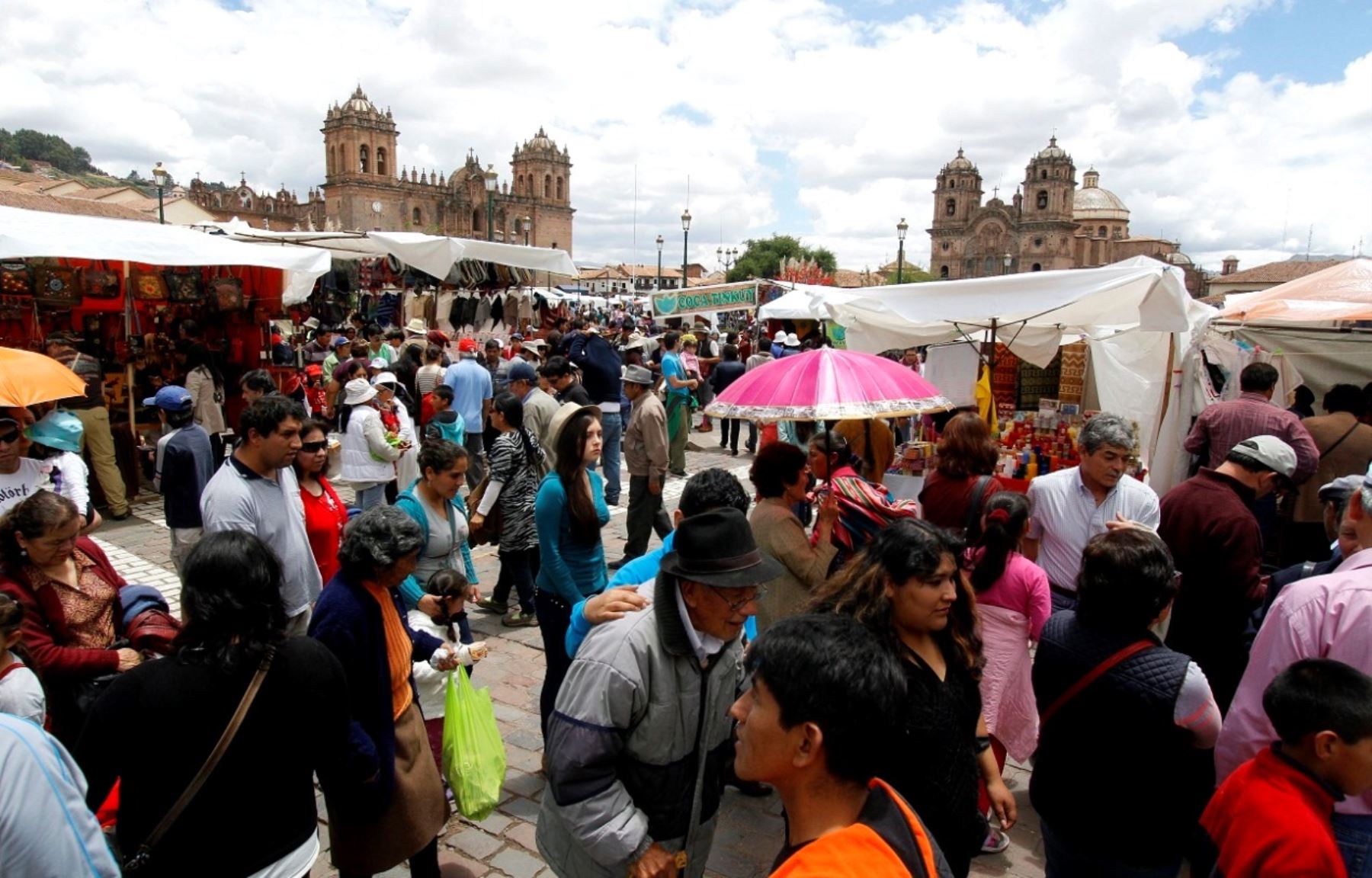 La feria Santurantikuy que se desarrolla en la Plaza de Armas de Cusco concita el interés de cusqueños y turistas.