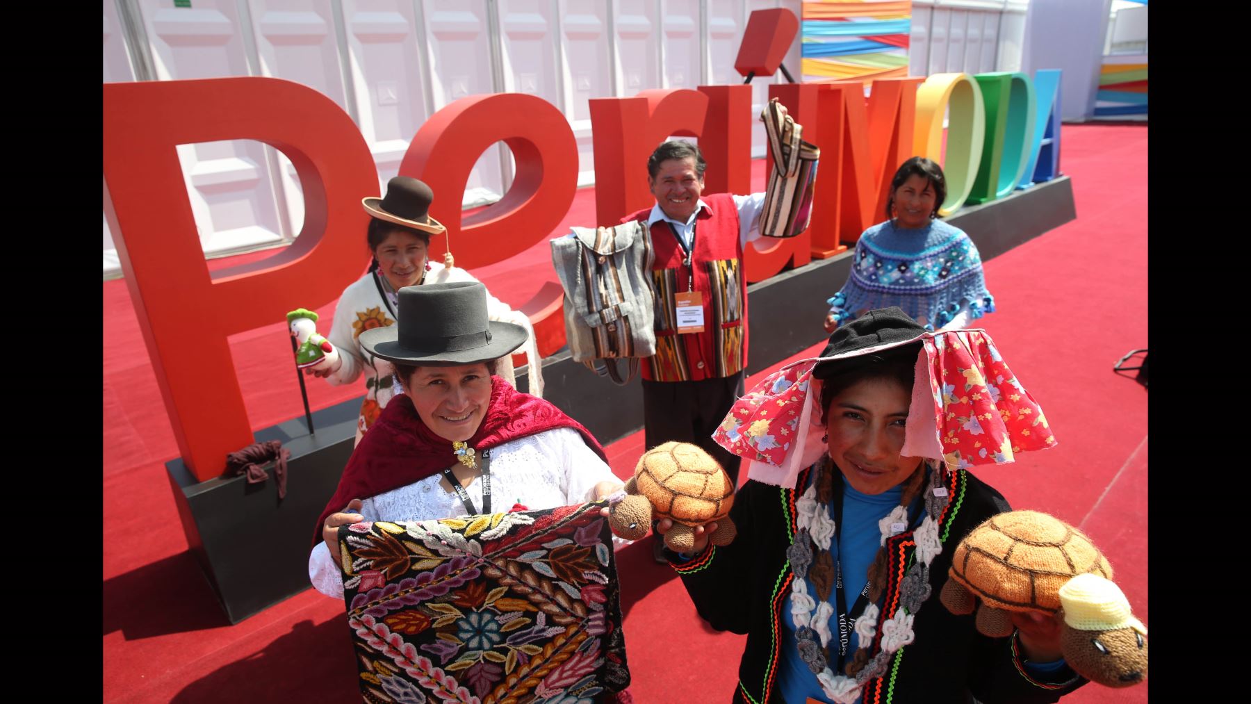 Manos mágicas. Un mundo de oportunidades se abre para las artesanas del interior del país en Perú Moda.Foto: Oscar Farje