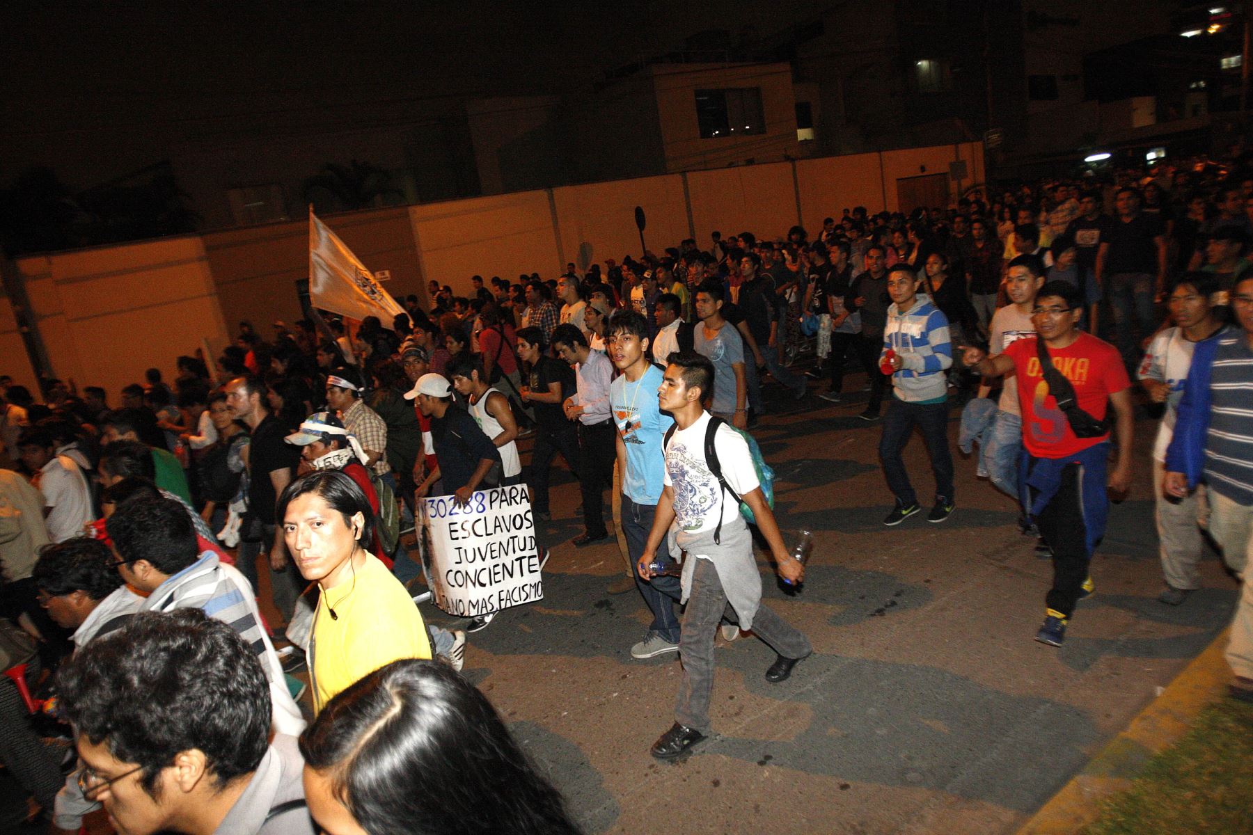 Marcha de jóvenes contra la Ley de Empleo Juvenil. ANDINA/Héctor Vinces