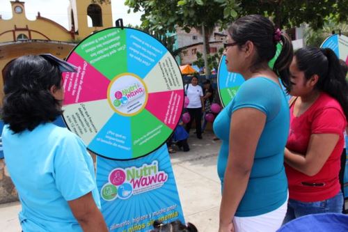 Madres son capacitadas en feria informativa de Nutriwawa en el Vraem. Foto: ANDINA/Difusión.