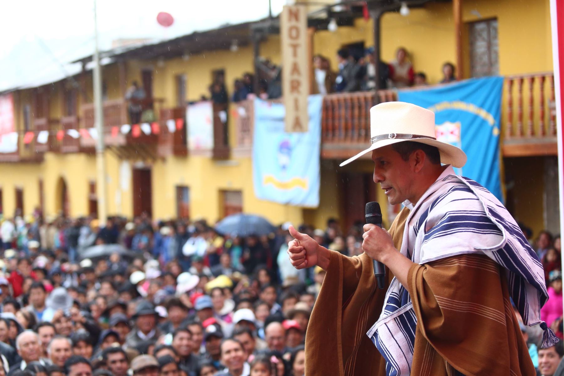 AYACUCHO,PERÚ-DICIEMBRE 31. Jefe de Estado Ollanta Humala inauguró la conservación periódica del tramo vial Jaqui-San Luis-Piedras Blancas-Coracora en la región Ayacucho.Foto: ANDINA/Prensa Presidencia.
