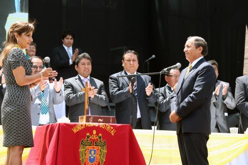 Oscar Benavides Majino juramenta al cargo de alcalde de Ate por segunda vez consecutiva y cuarta no sucesiva ante teniente alcaldesa de Lima, Patricia Juárez. ANDINA/Norman Córdova