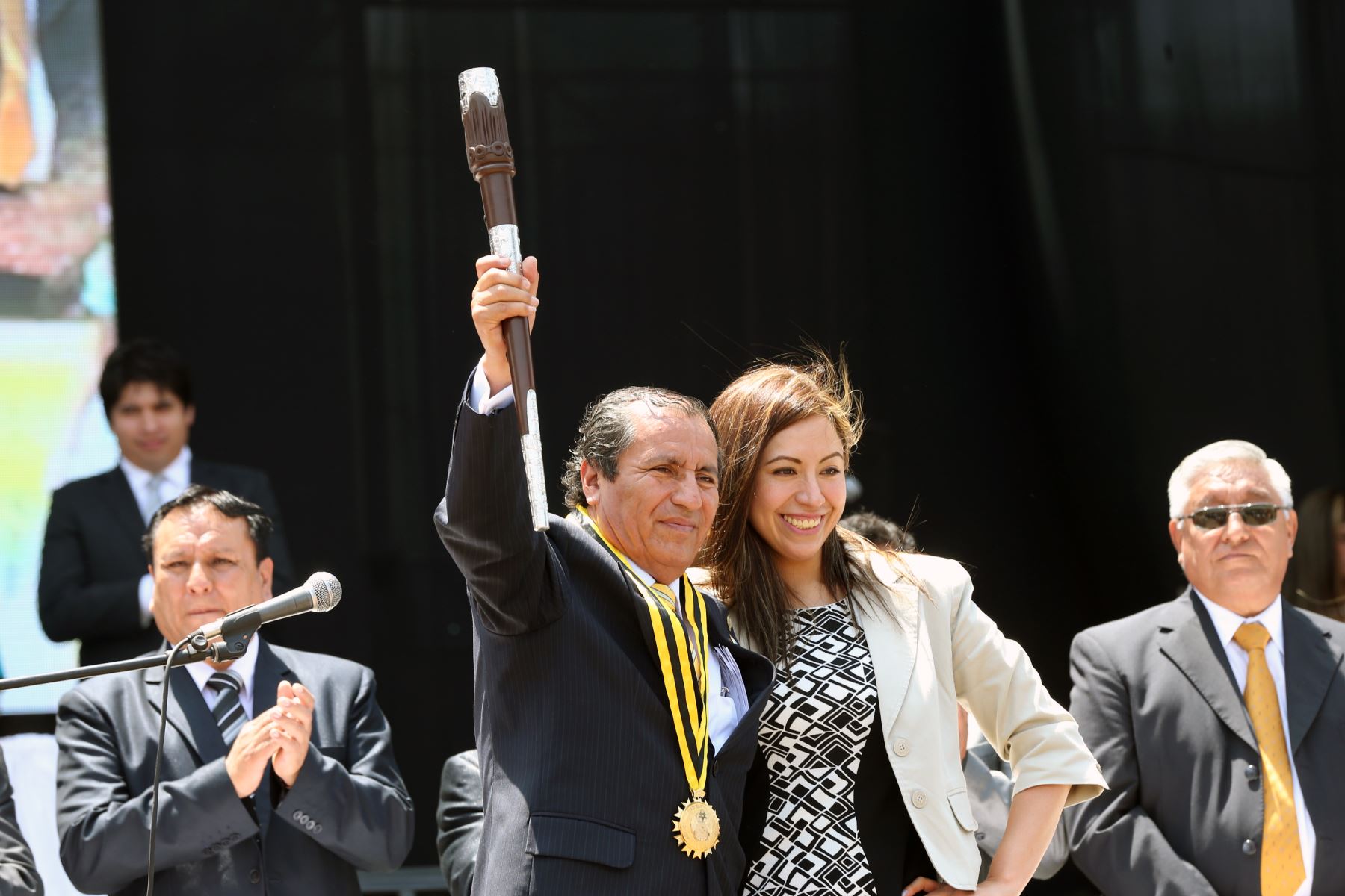 Alcalcde de Ate, Oscar Benavides Majino recibe el "varayoc" o bastón de mando de parte de su hija. ANDINA/Norman Córdova