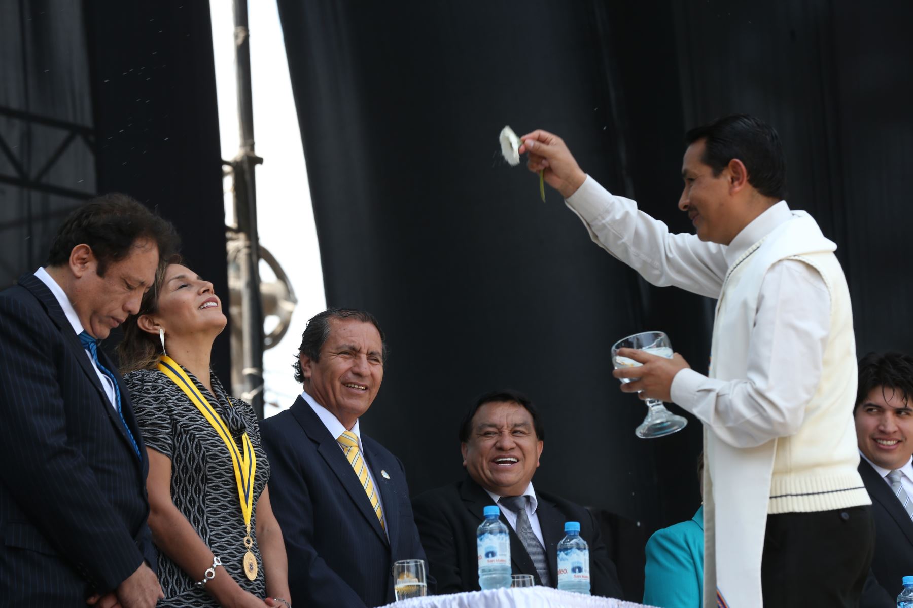 Alcalde de Ate, Oscar Benavides, y teniente alcaldesa de Lima, Patricia Juárez, reciben la bendición en ceremonia de juramentación del primero. ANDINA/Norman Córdova