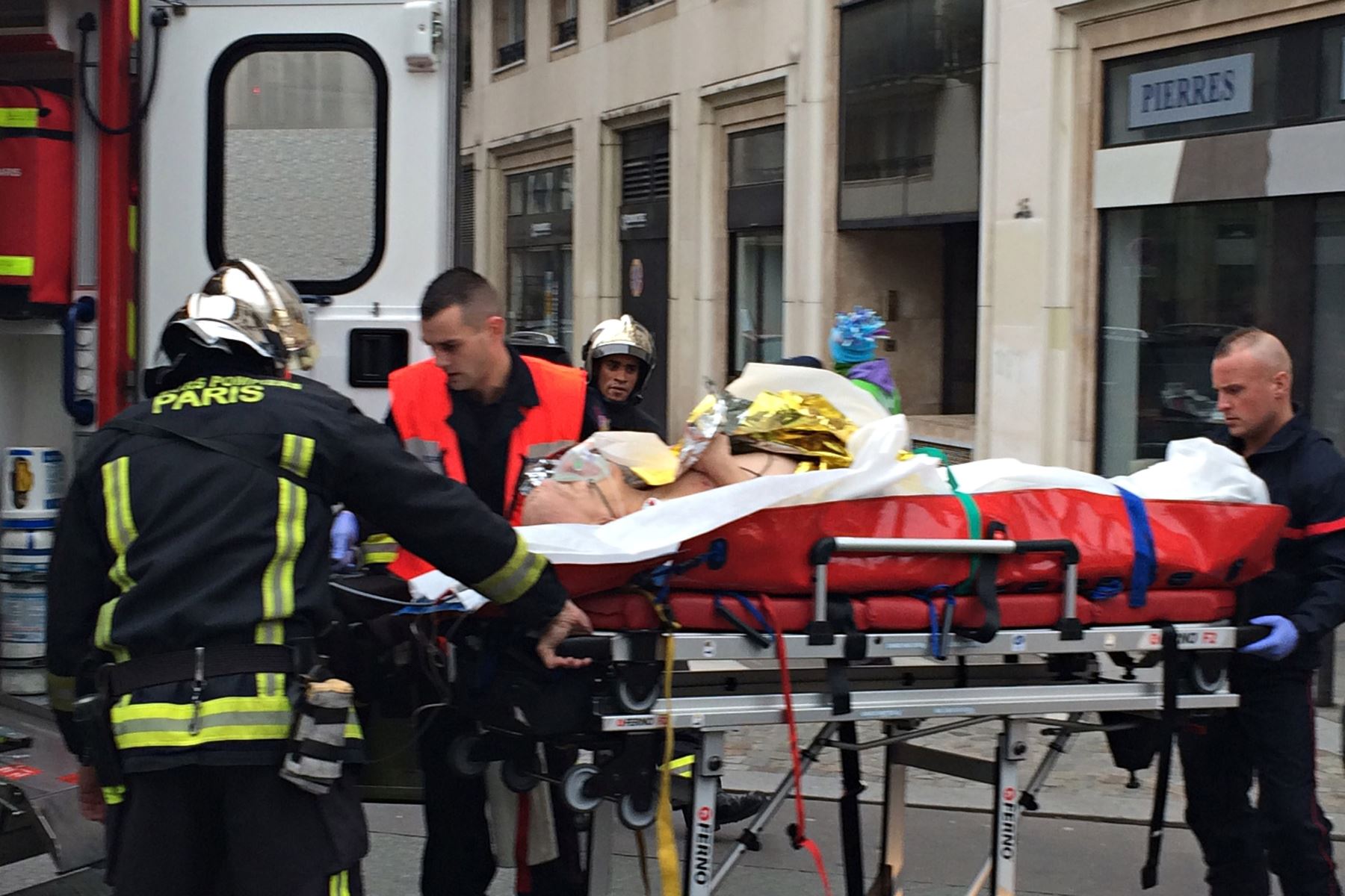 Herido es trasladado a una ambulancia luego de un ataque a la revista Charlie Hebdo en París. Foto: AFP.
