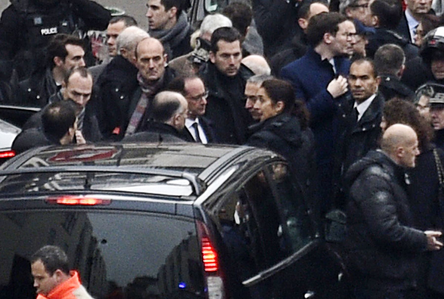 Presidente francés Francois Hollande arriba a las instalaciones del diario satírico Charlie Hebdo. Foto: AFP.