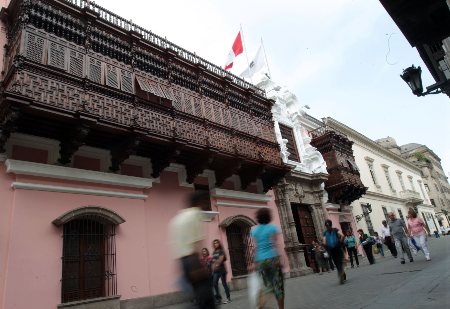 Cancillería informa que 18 peruanos retornan al país desde Rusia con apoyo de embajada