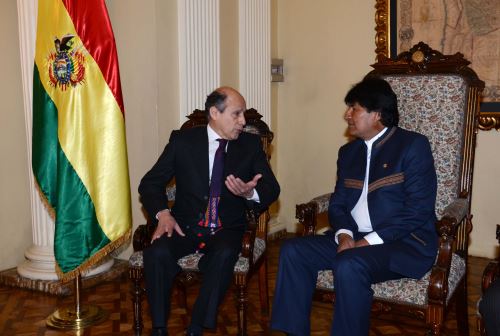 Embajador peruano en Bolivia, Luis Benjamín Chimoy, conversa con el presidente de ese país, Evo Morales, tras presentar sus Cartas Credenciales. Foto: Abi.bo