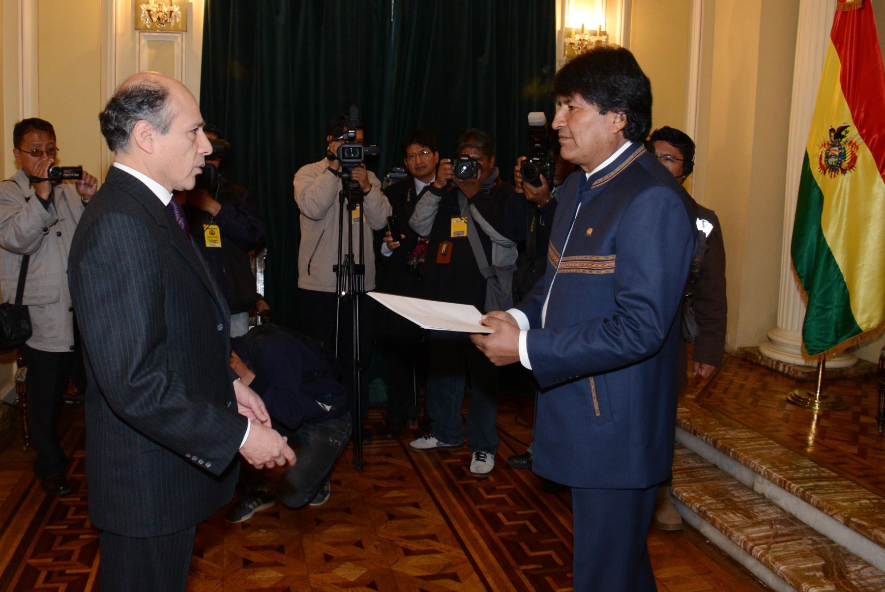 Embajador peruano en Bolivia, Luis Benjamín Chimoy, entrega sus Cartas Credenciales al presidente Evo Morales. Foto: Abi.bo