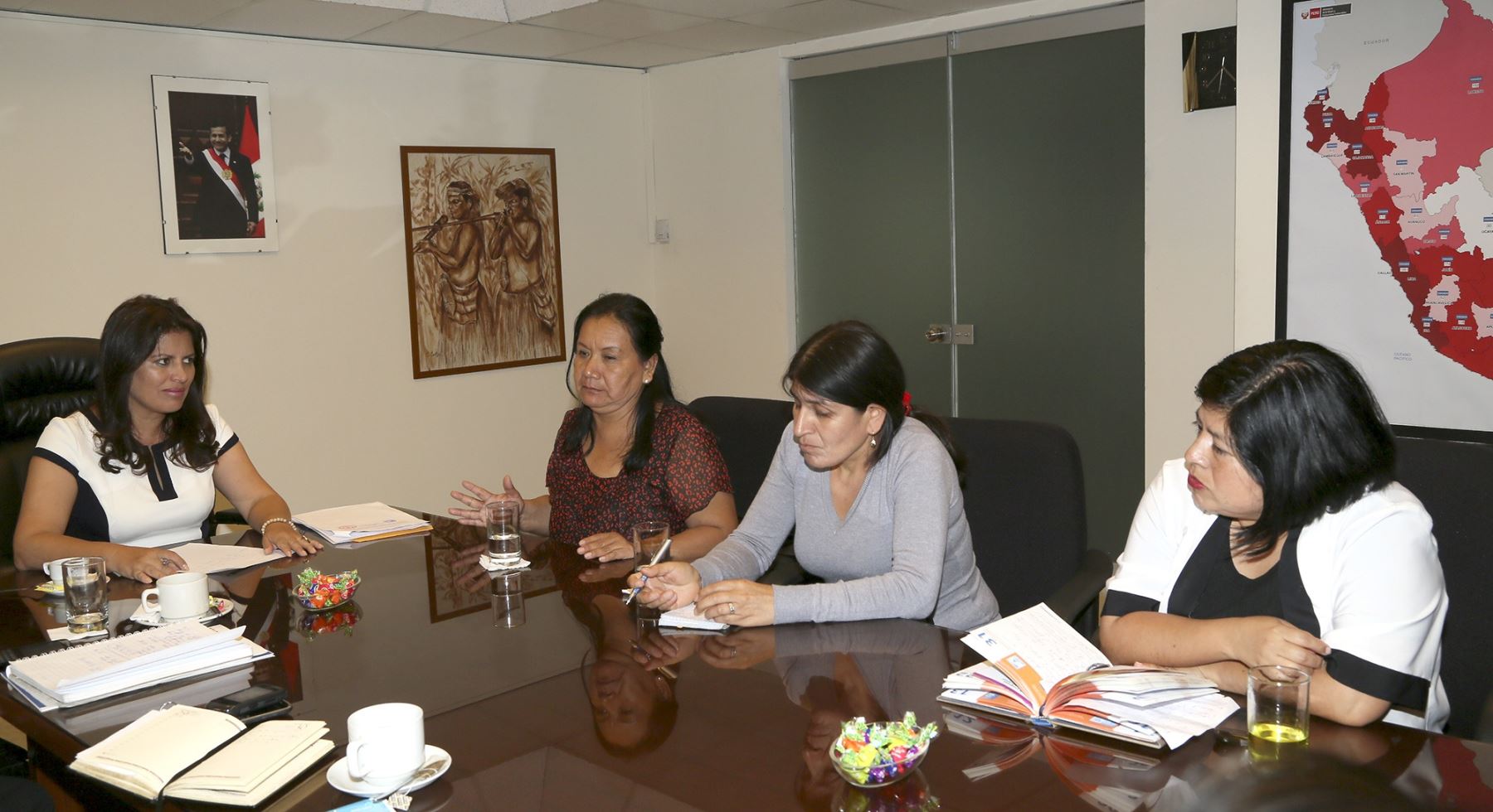 La ministra de la Mujer y Poblaciones Vulnerables (MIMP), Carmen Omonte, se reunió con distintas representantes de sindicatos de trabajadoras del hogar. Difusión