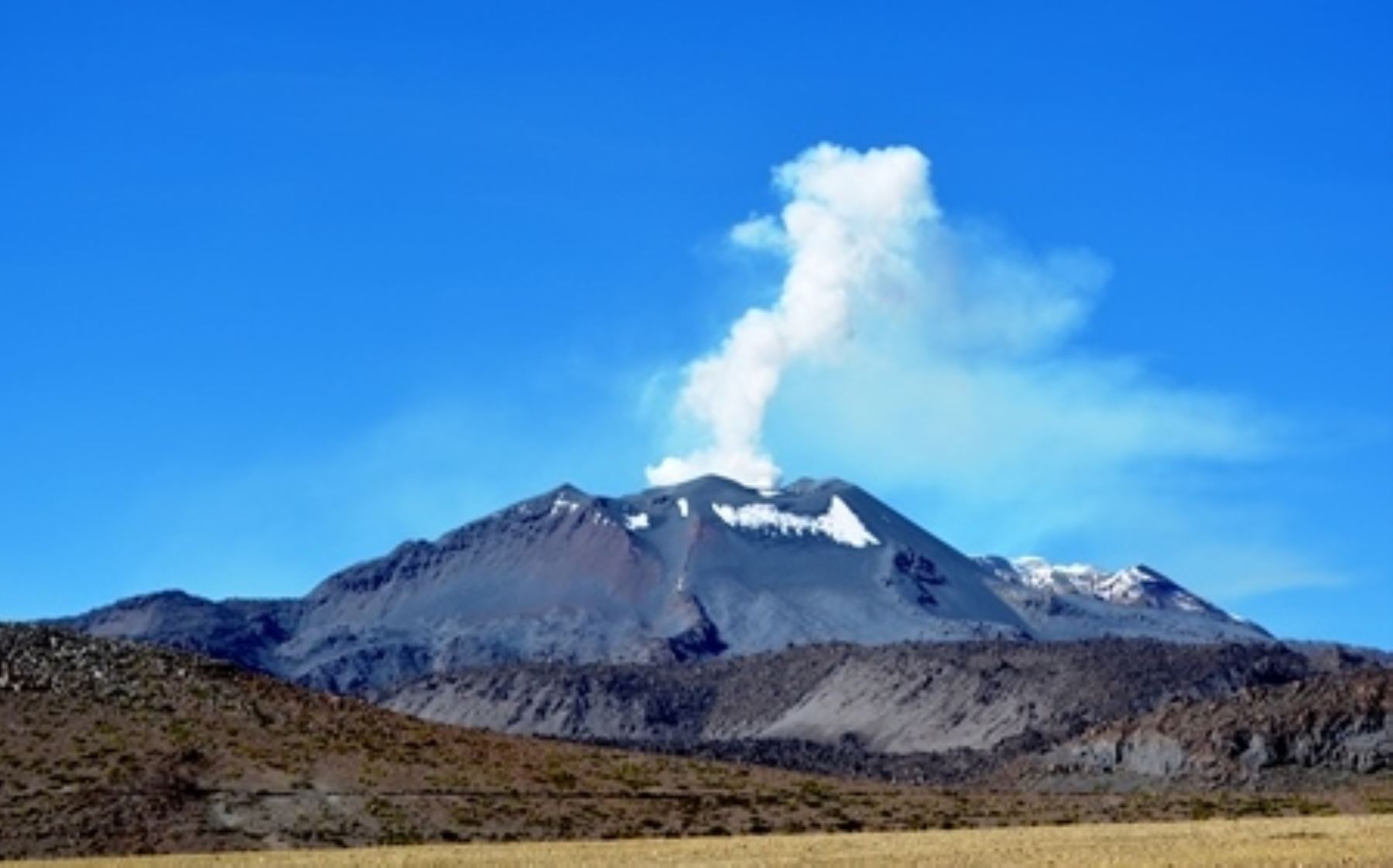 El volcán Sabancaya (Arequipa) continuará con alerta naranja, debido a que la actividad eruptiva se mantiene en niveles moderados, informó el IGP. Foto: ANDINA/archivo