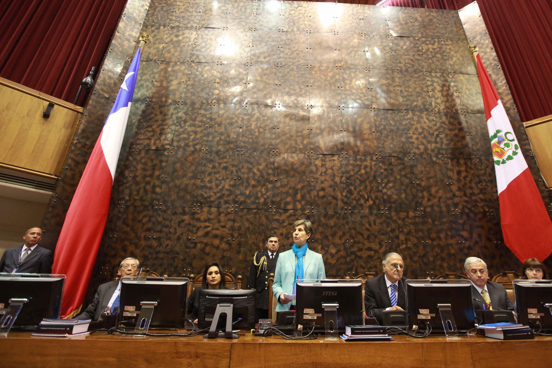 Presidenta del Senado chileno Isabel Allende Bussi condecora a titular del Congreso peruano, Ana María Solórzano. Difusión