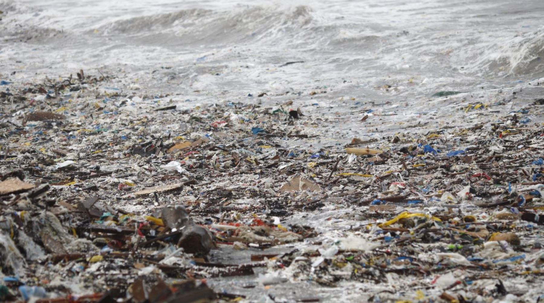 Playa Carpayo es la más contaminada.