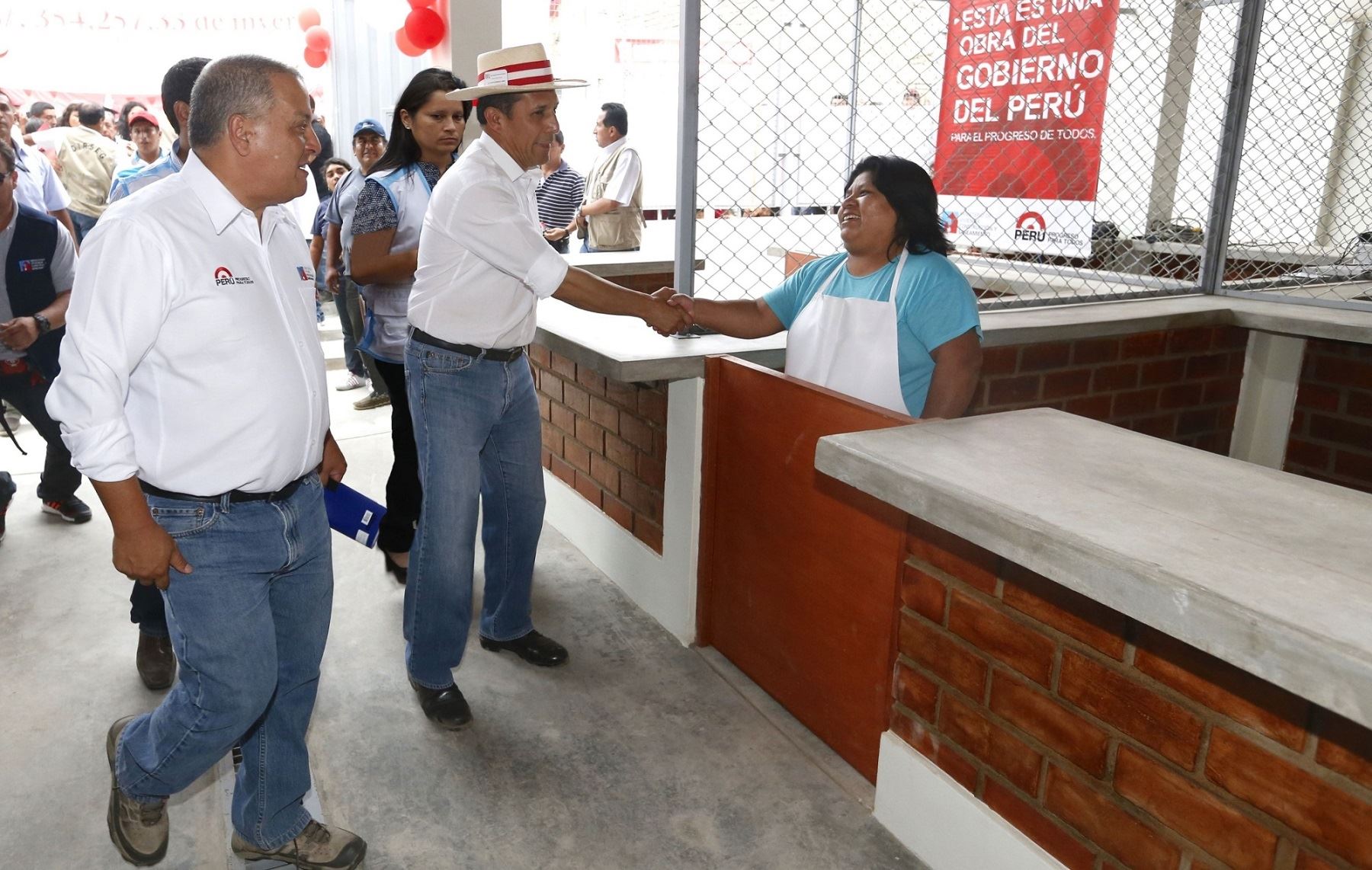 El presidente Ollanta Humala y el ministro de Vivienda, Milton von Hesse, visitaron las obras que se inauguraron en Pacarán, Cañete.