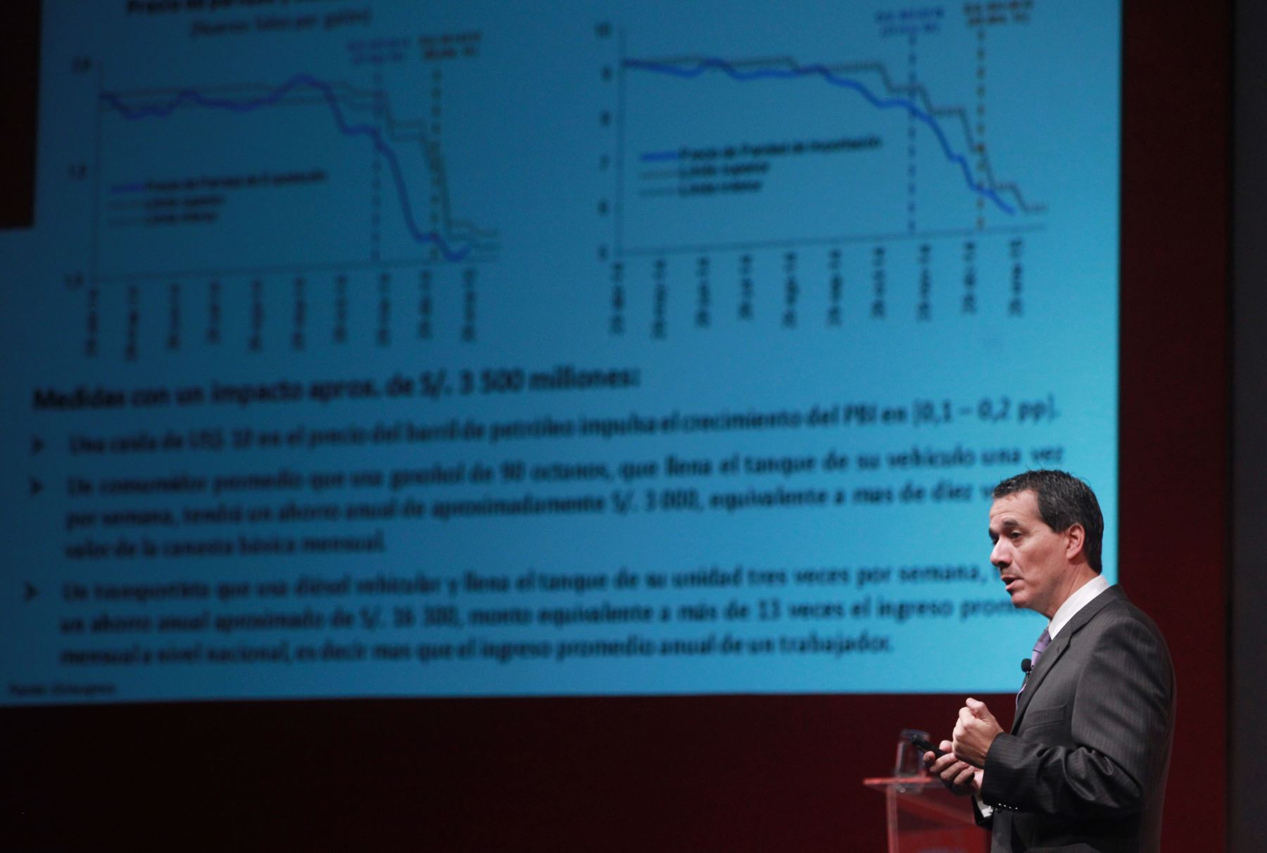 LIMA PERU, ENERO 28. Ministro de Economia Alvaro Segura, durante su intervención del Perú Summit 2015, organizado por Bloomberg. Foto: ANDINA/Melina Mejía