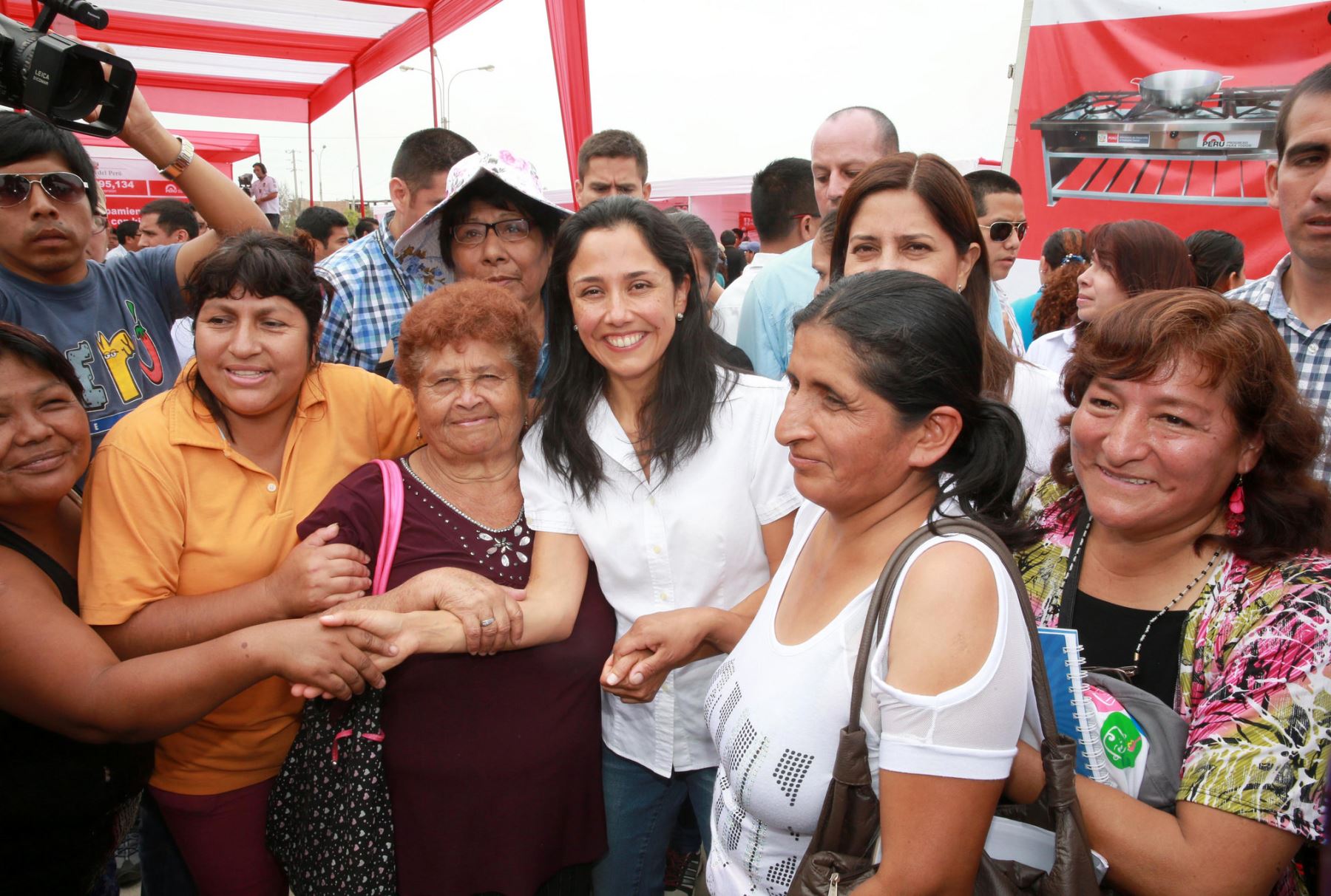 La Primera Dama de la Nación y la Viceministra de Prestaciones Sociales, Norma Vidal, participaron en la ceremonia de mejoramiento de las cocinas populares en Villa El Salvador.