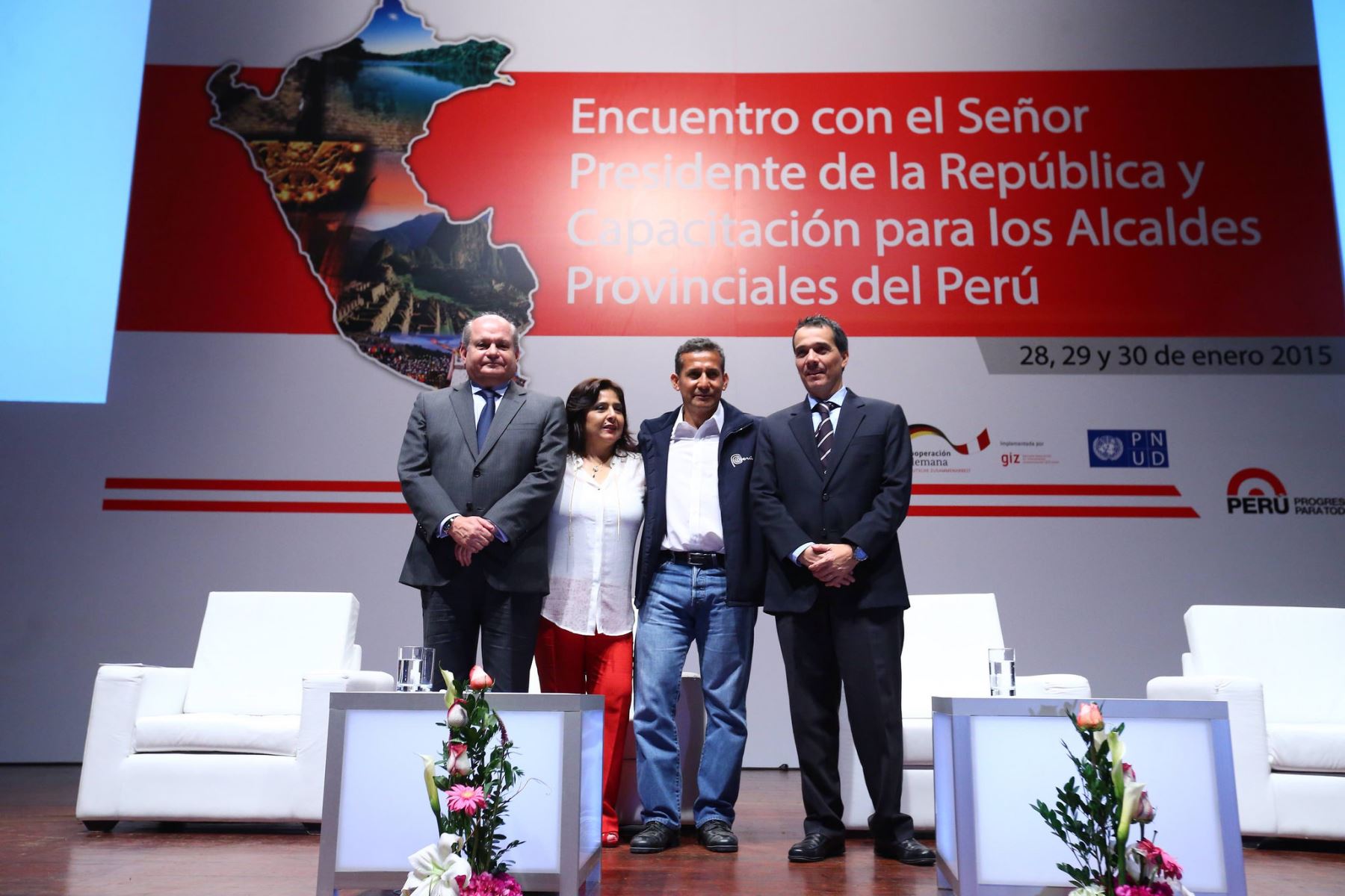 Jefe de Estado sostuvo encuentro con los Alcaldes Provinciales de todo el Perú