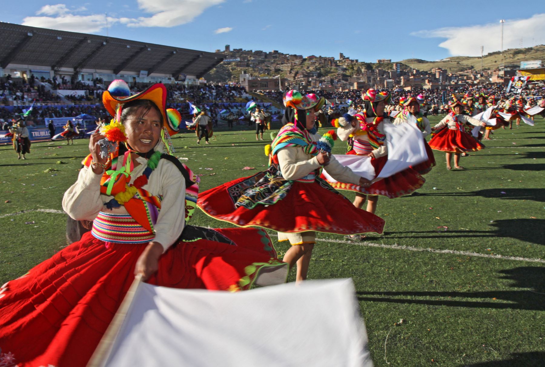 La festividad de la Virgen de la Candelaria, en la ciudad de Puno, tiene hoy una de sus principales actividades tradicionales llenas de colorido y alegría: el concurso de danzas, trajes típicos y autóctonos que convierten a Puno en la "Capital del Folclor Peruano". ANDINA/Difusión