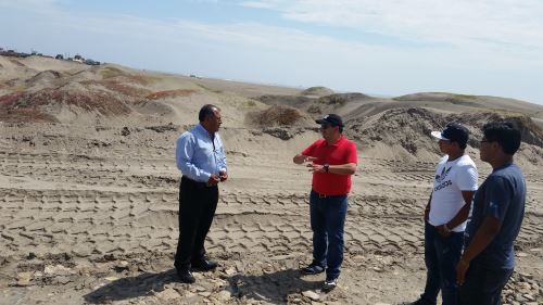 Presidente regional de Lambayeque, Humberto Acuña, y alcalde distrital de San José, Macario Fiestas, recorrieron el terreno.